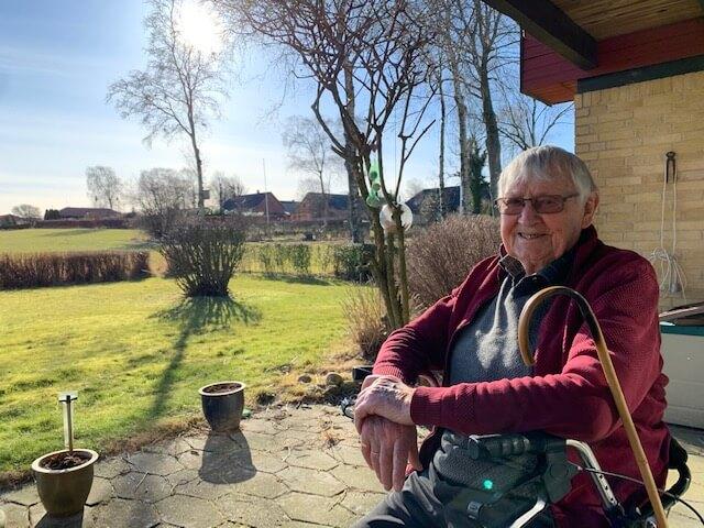 Johannes Mikkelsen har fra sin terrasse udsigt til gården, som var i  slægtens eje i 112 år. Han følger med i både politik og det lokale liv og har absolut ingen planer om at holde op med at stemme. 
