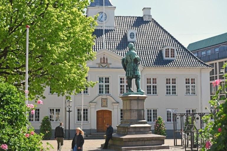 På et byrådsmøde på det gamle rådhus besluttede byrådet i august udenom borgmester Torben Hansen (S) at bestille rapporten om ældre- og omsorgsområdet.