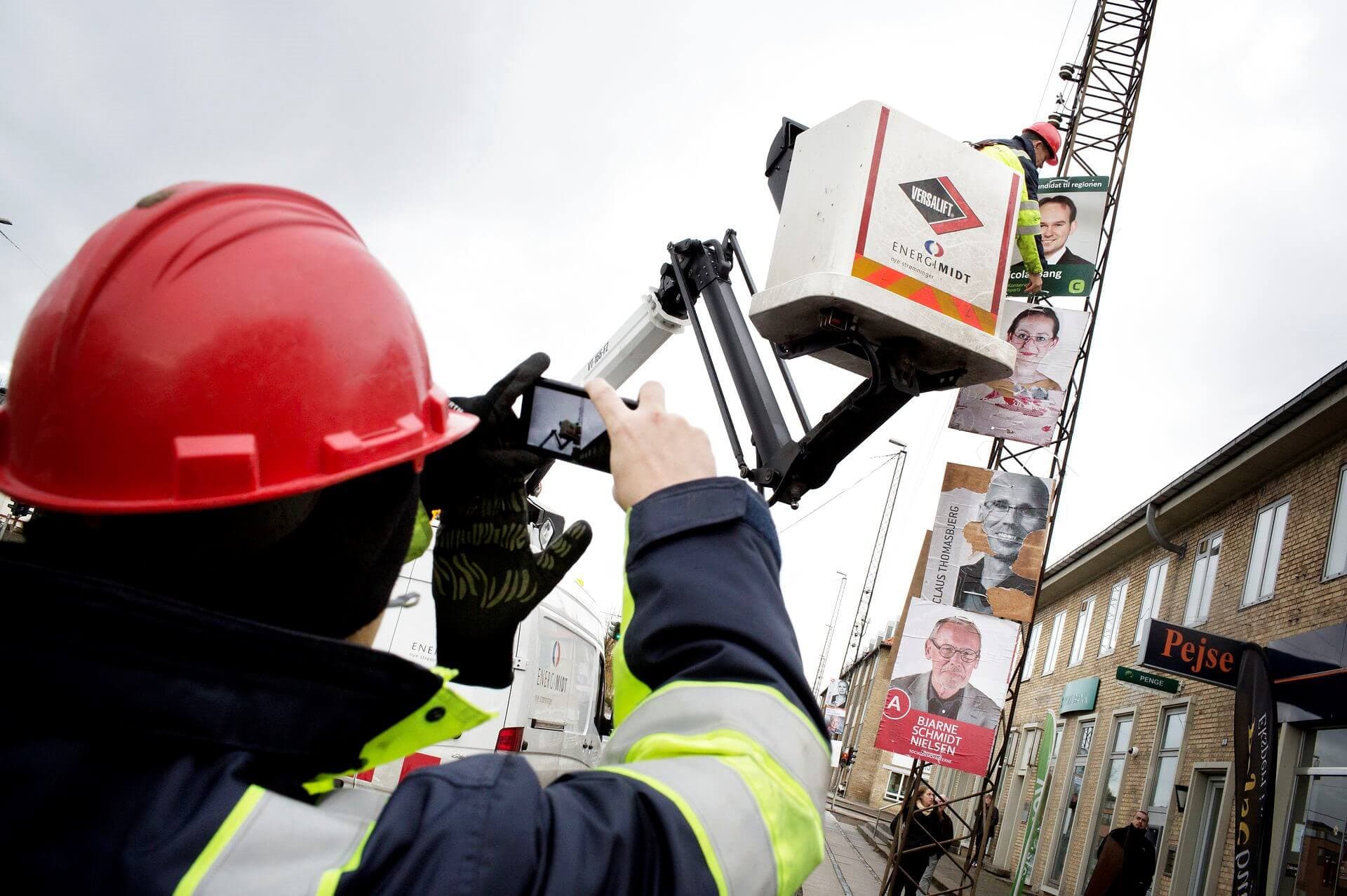 Et billede fra KV13: Kommunen fjerner valgplakater, der hænger ulovligt i Aarhus elmaster. Og der bliver flere og flere valgplakater ved kommunalvalgene.