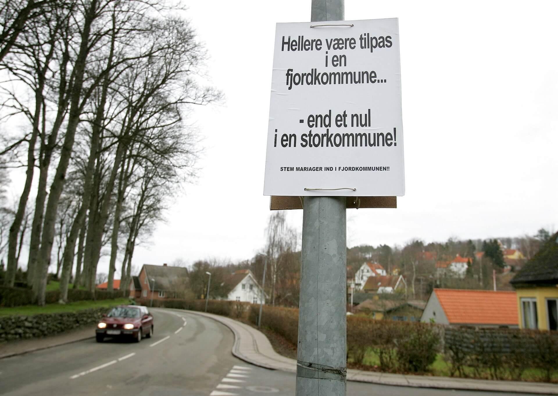 Valgplakat til folkeafstemningen i Mariager i forbindelse med kommunalreformen i 2007. Den vejledende afstemning havde to valgmuligheder: enten en storkommune med Randers og Region Midtjylland, eller en Fjordkommune med Arden, Hadsund og Hobro kommuner og samtidig Region Nordjylland. Det endte som bekendt med Mariagerfjord.