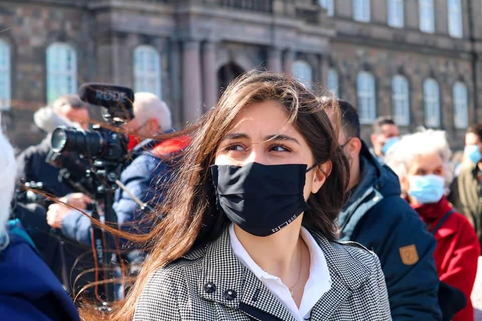 Rahima Abdullah fra Dansk Flygtningehjælps Ungdom (DFUNK) var den eneste i sin gymnasie-klasse, der fik 12 til terminsprøven i dansk på A-niveau. Hun bliver student til sommer og vil gerne læse videre på universitetet. På billedet er hun til demonstration foran Christiansborg.