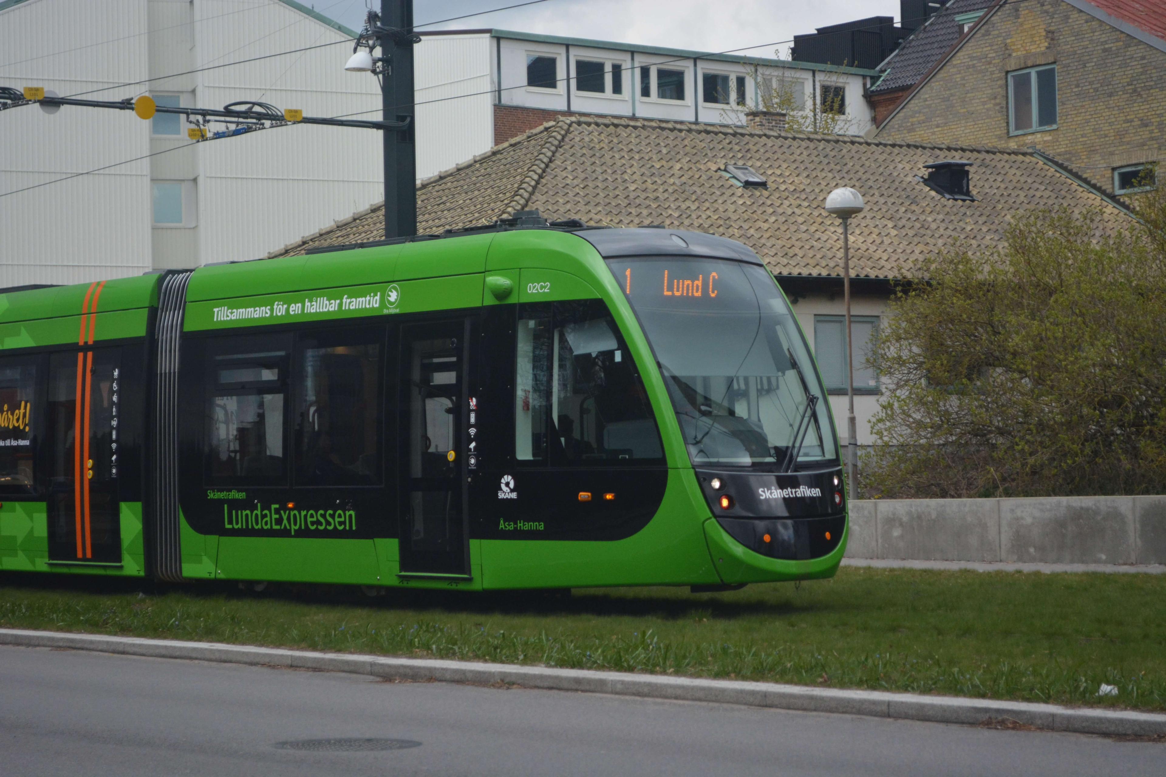 Passagererne venter i op til 20 minutter på at blive transporteret 5,5 km med 21 km/t. Men LundaExpressen er god for øjnene og signalerer grøn handlekraft, konstaterer Uffe Palludan.

