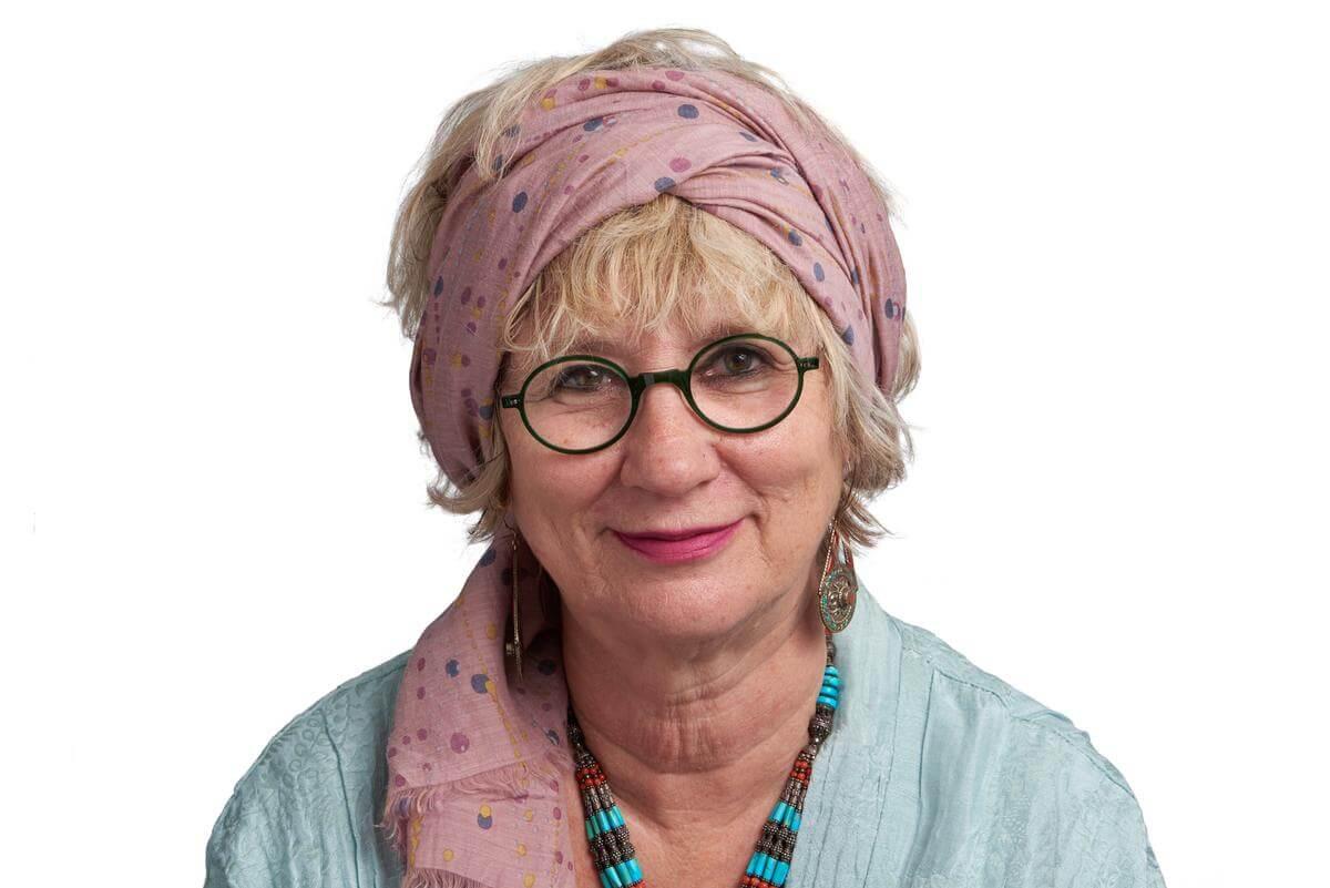 Folk hilser ofte på Gitte Hededam, når hun bevæger sig rundt i Odsherred Kommune. For hun er nem at genkende med et tørklæde om hovedet og farverigt tøj.