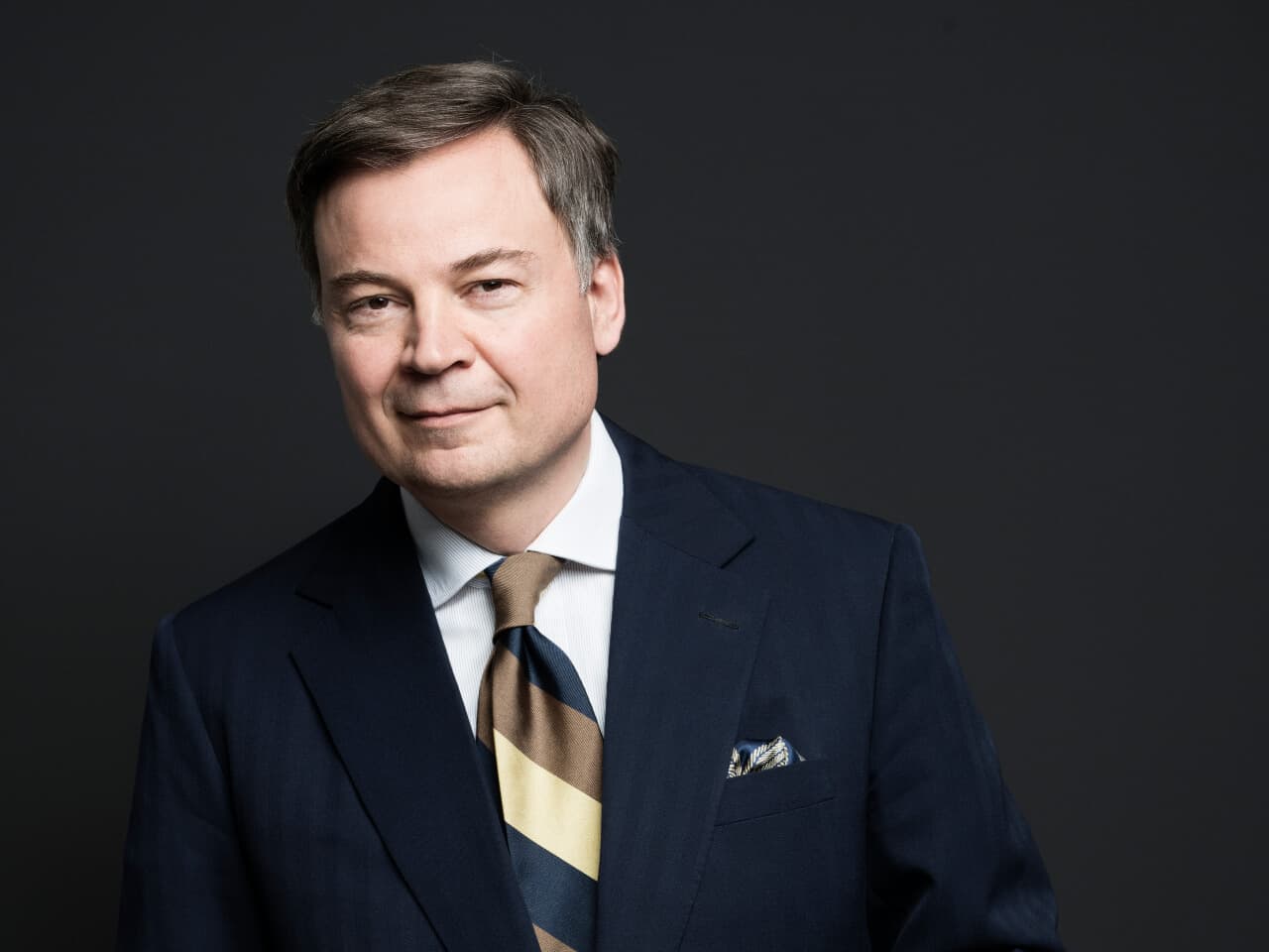 Torsten Grunwald er ekspert i klassisk herremode og har skrevet bogen Stil Består. Derudover har han haft en mode-klumme i Børsen og driver bloggen Den Velklædte Mand.