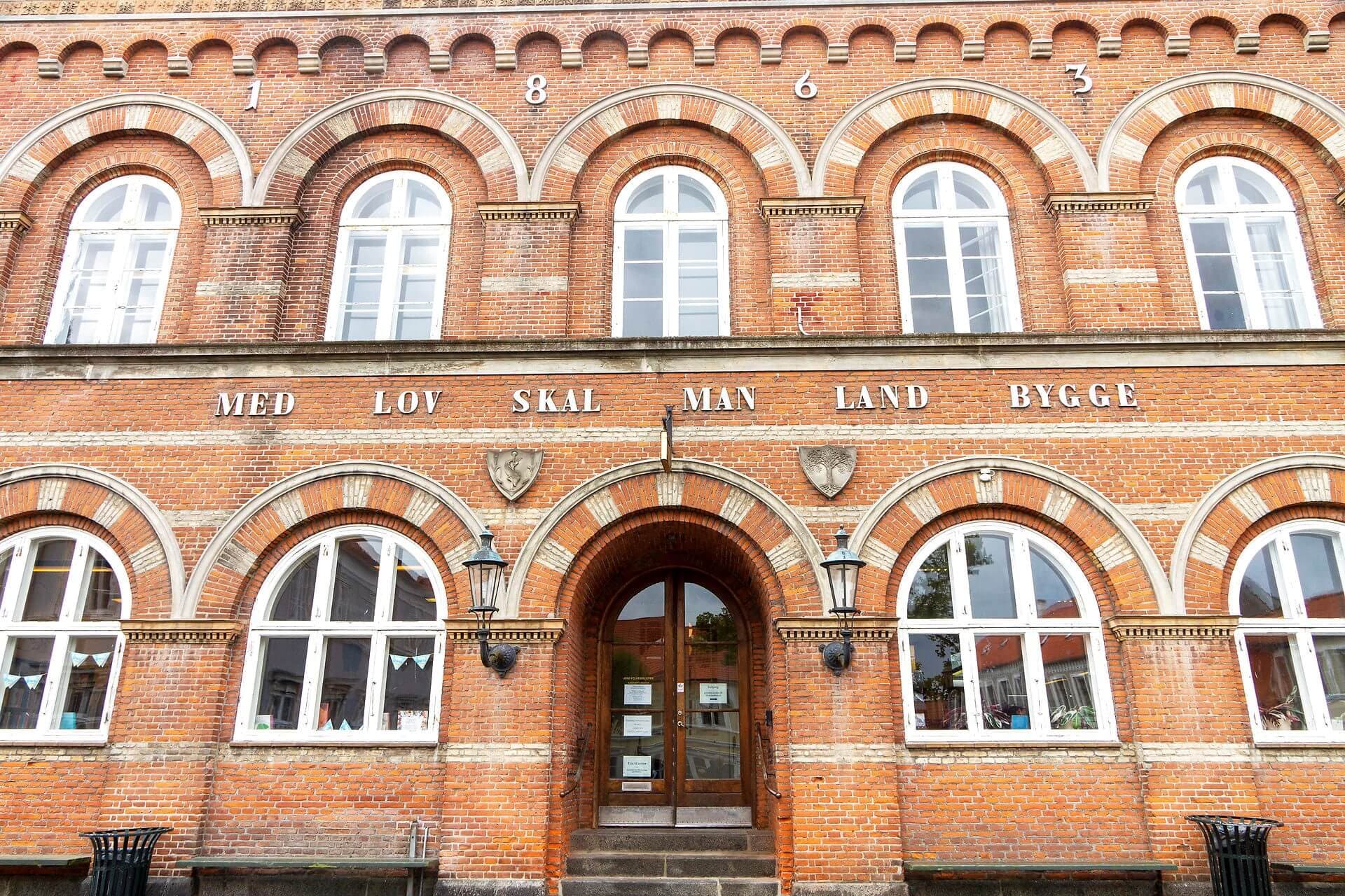 Biblioteket og retsbygningen i Ærøskøbing. Nu tvinges kommunens til at ændre reglerne for ansattes ytringsfrihed, så de kommer i overensstemmelse med loven.