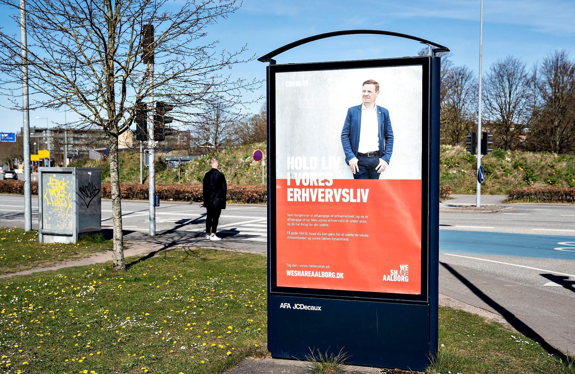 Plakat med Aalborgs borgmester Thomas Kastrup-Larsen (S) med overskriften: Hold liv i vores erhvervsliv. Plakaten lignede til forveksling en valgplakat for borgmesteren, og det gav anledning til en del kritik. 