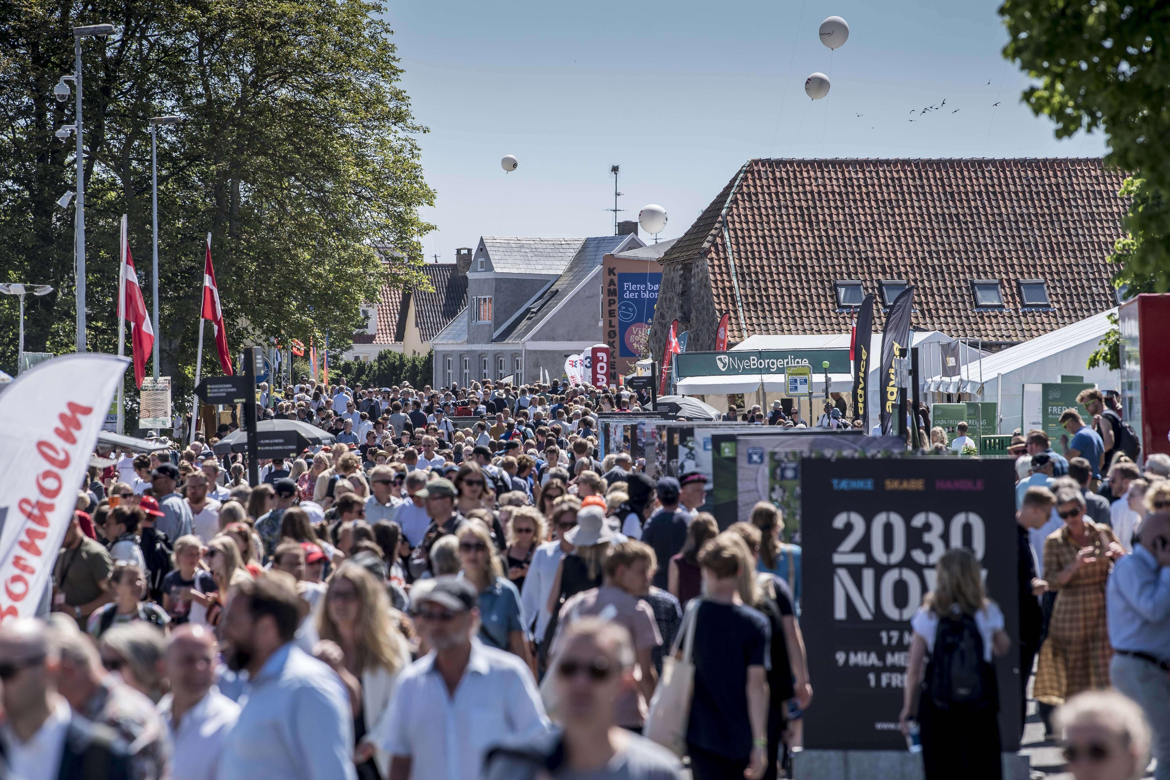 Der er normalt tæt pakket i Allinge på Bornholm under Folkemødet. Billedet er fra 2019, hvor der var cirka 60.000 besøgende over fire dage ved den politiske festival. I år kommer der ikke så mange mennesker grundet coronarestriktioner. 