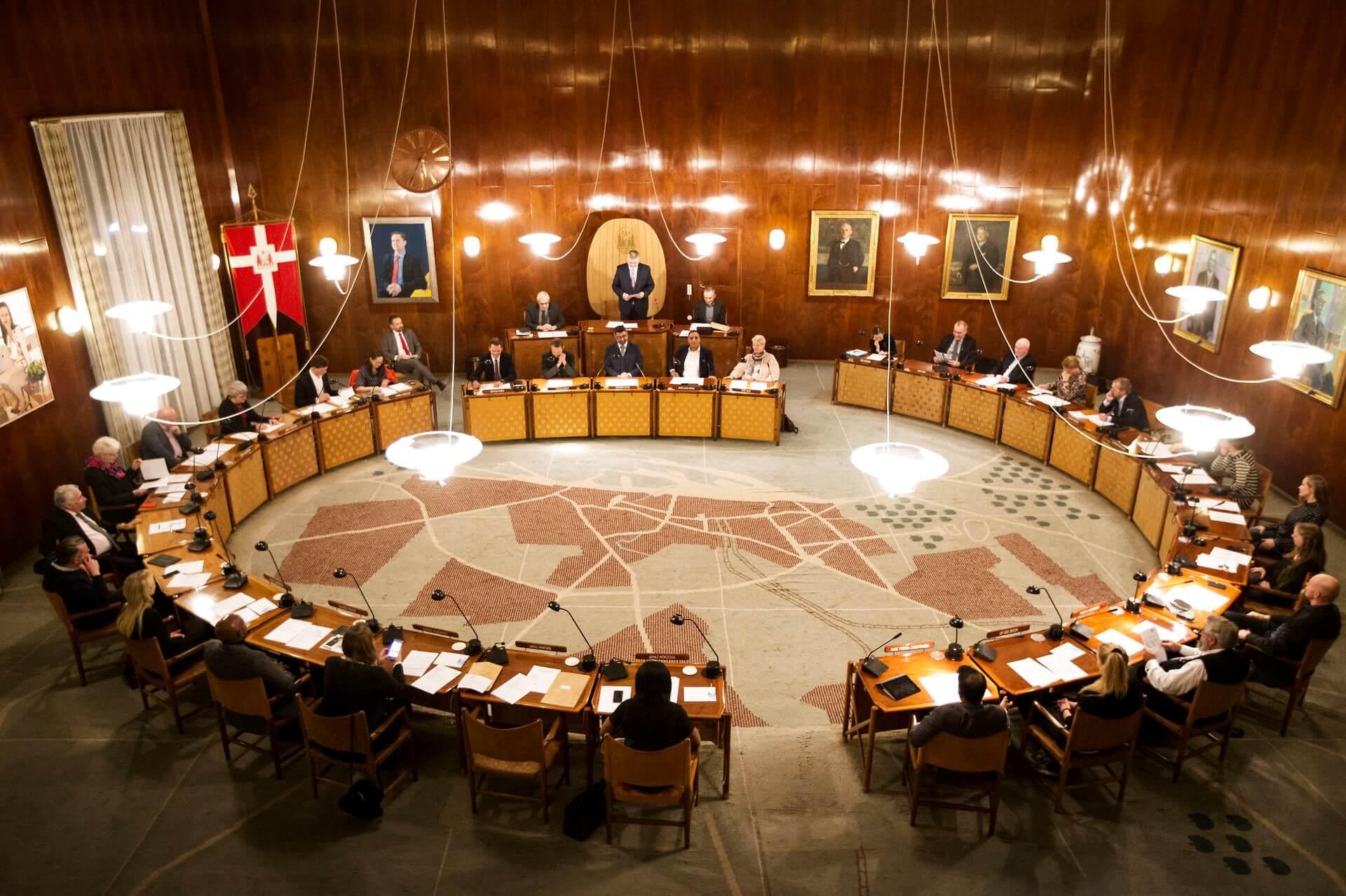 Kommunalpolitiske ledere samlet i byrådssalen i Aarhus til det konstituerende møde efter kommunalvalget i 2017.