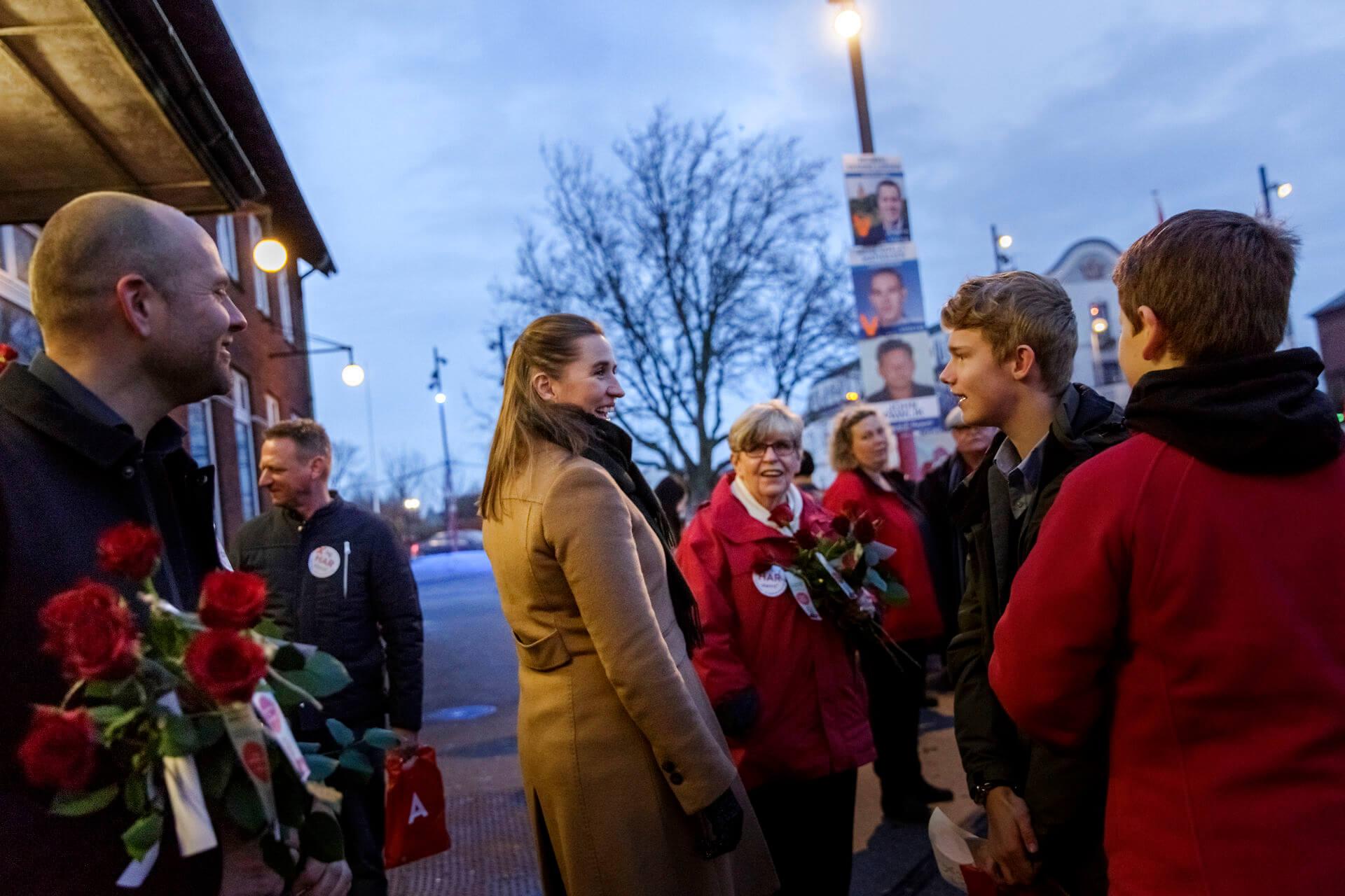 Mette Frederiksen (S) deler røde roser ud i Vordingborg under KV17. Det ser hyggeligt ud, og det er det som regel også. Det gælder for spidskandidater og partiforeningen om at skabe et bredt hold med et tæt samarbejde. Det tager tid, og indsatsen starter, lang tid før det bliver synligt for vælgerne.