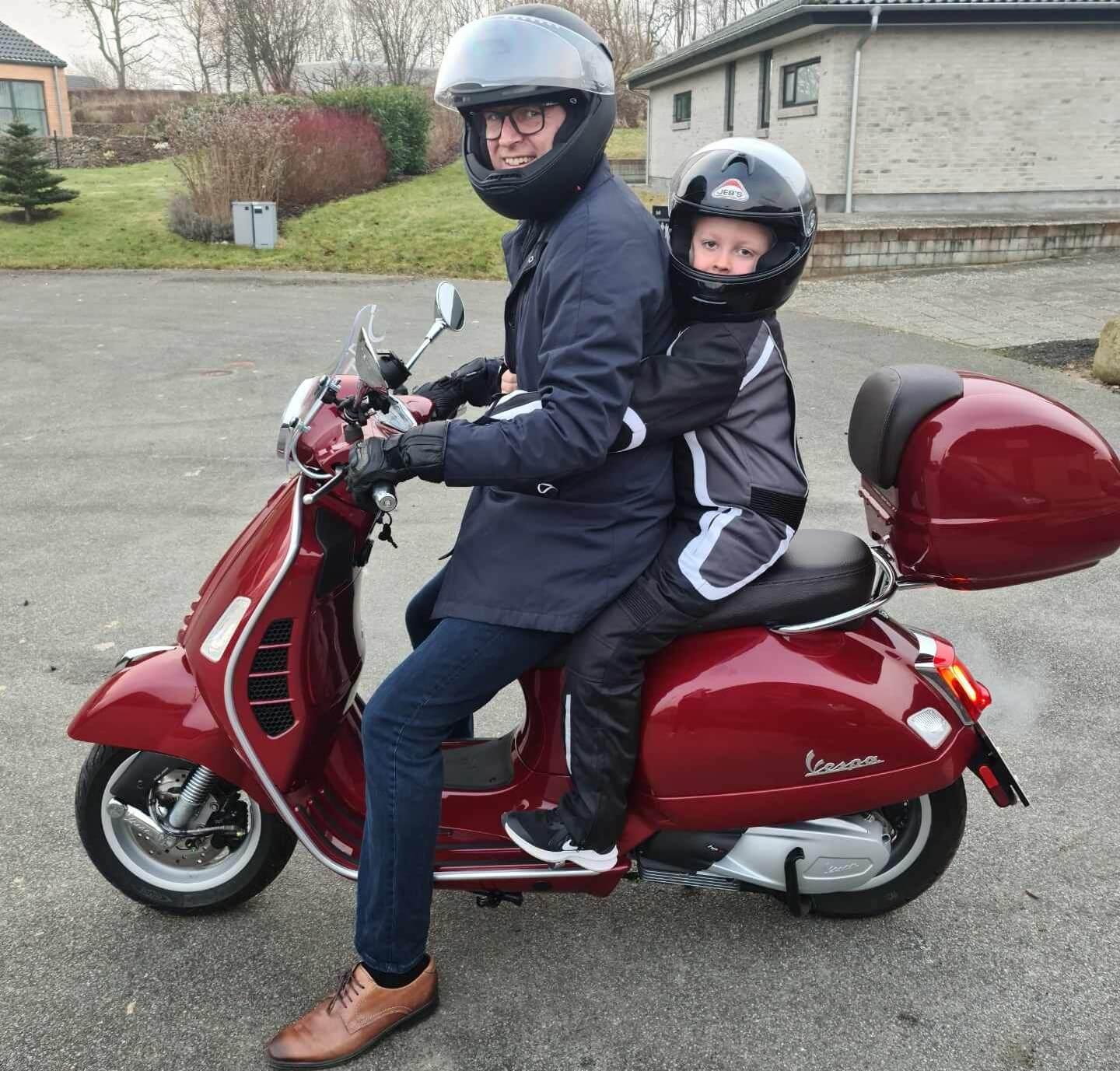 Steen Wrist er familiemenneske og elsker tiden med sine børn - både hjemme og på scooteren.