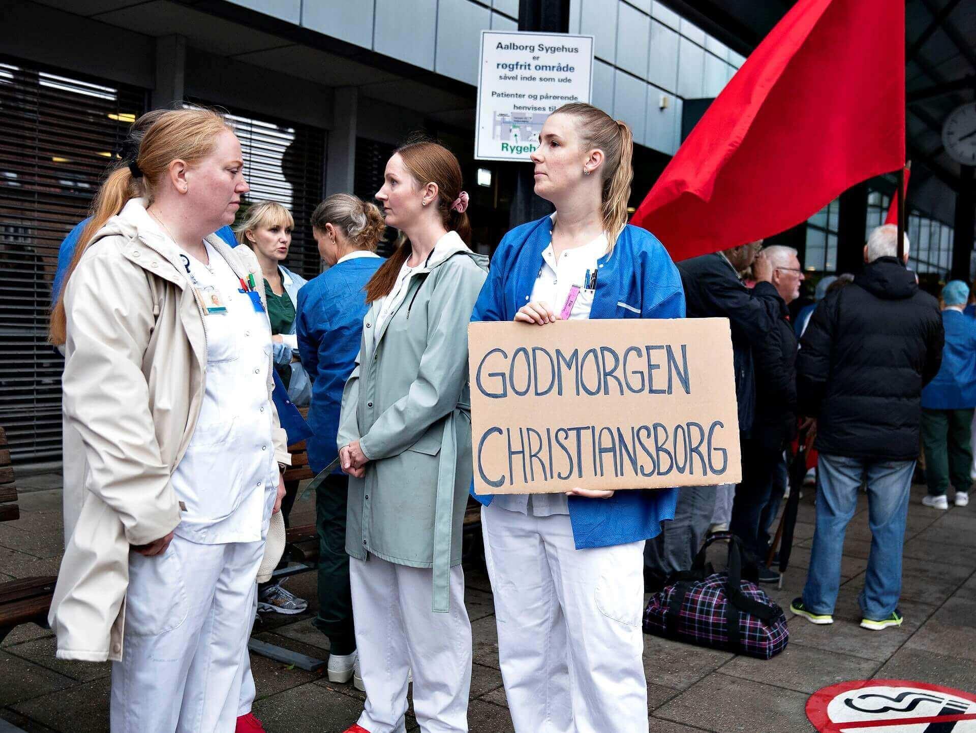 Sygeplejerskerne strejker stadig, og de har forlængst indset, at det reelt ikke er deres arbejdsgivere i de danske regioner, der afgør, om de kan få bedre løn og arbejdsforhold.