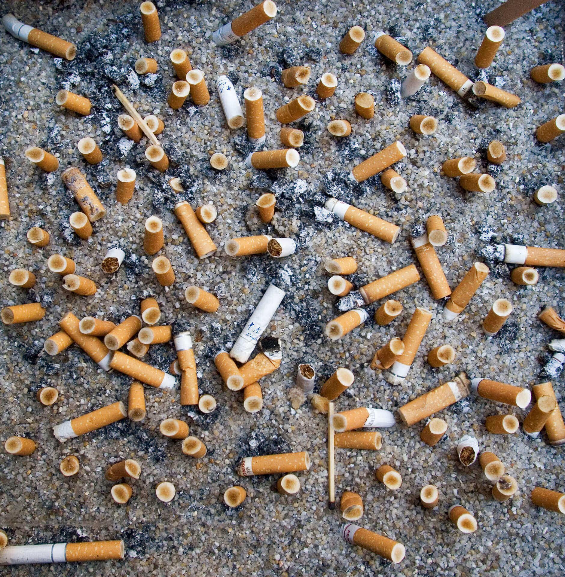 Ifølge en opgørelse fra Miljøstyrelsen er syv ud af ti stykker henkastet affald et cigaretskod. Fra næste år får cigartproducenterne et udvidet producentansvar og flere former for plastaffald følger i de kommende år efter. Producenterne kommer til at betale kommunerne for at rydde op.