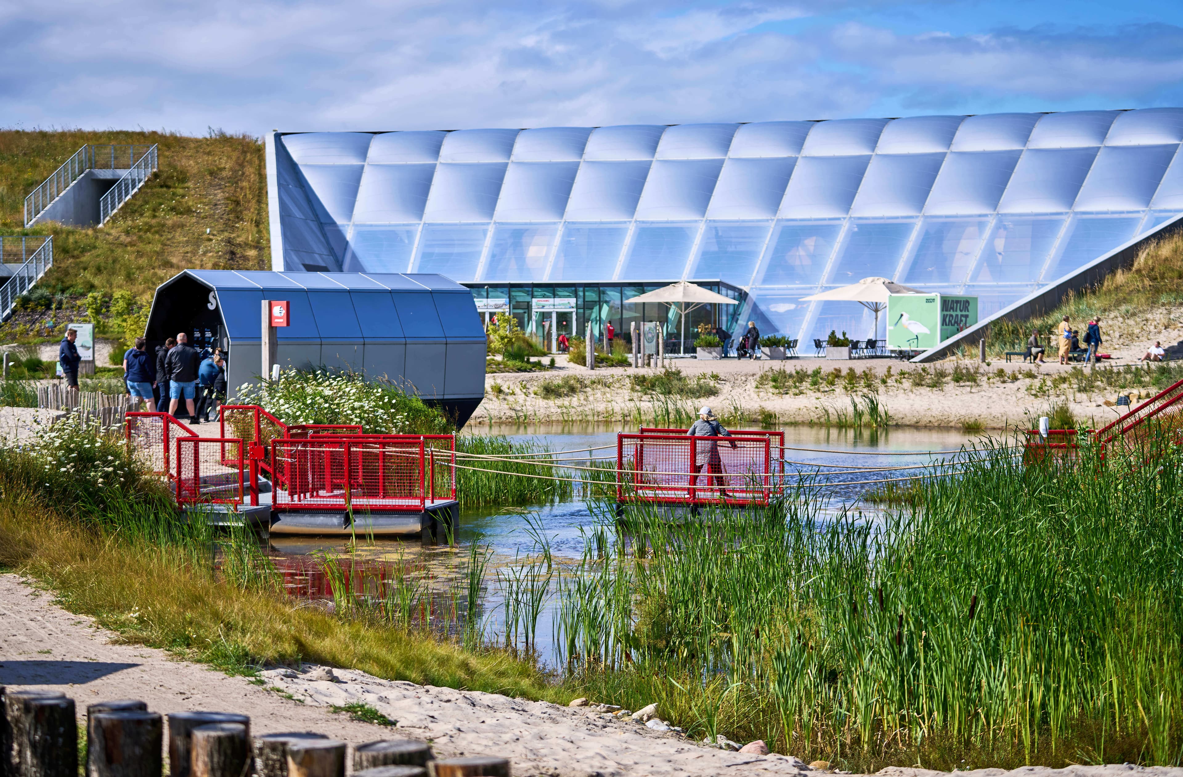 I midten af Naturkraft kan man opleve otte naturtyper og afprøve en masse udendørs aktiviteter. Heriblandt en stormmaskine og trækfærger.