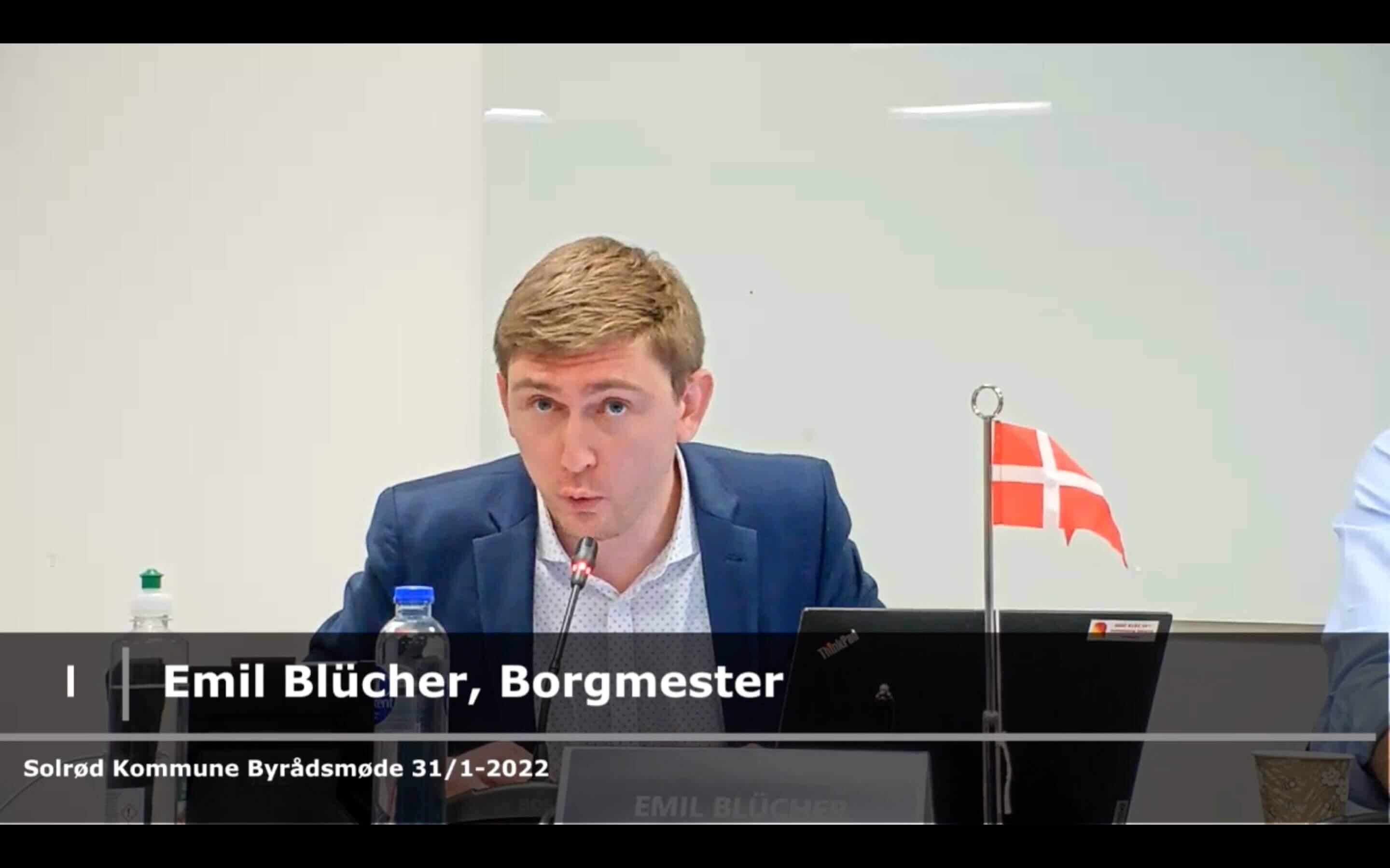 Solrøds borgmester Emil Blücher (LA) byder velkommen til det første streamede byrådsmøde, der ikke var en corona-nødvendighed.