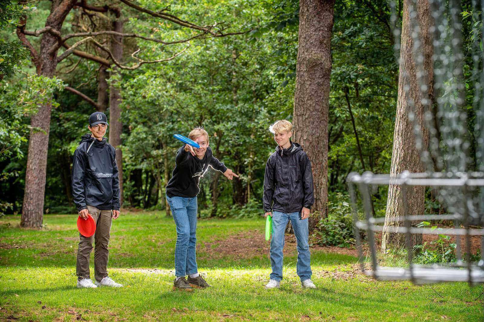 84 pct. af danskerne oplever, at ophold i naturen forbedrer deres humør og mentale sundhed. Naturen er for vigtig til at afhænge af ildsjæle, skriver Winni Grosbøll. Her nyder tre drenge foråret med frisbeegolf i Nørreskoven, Esbjerg.