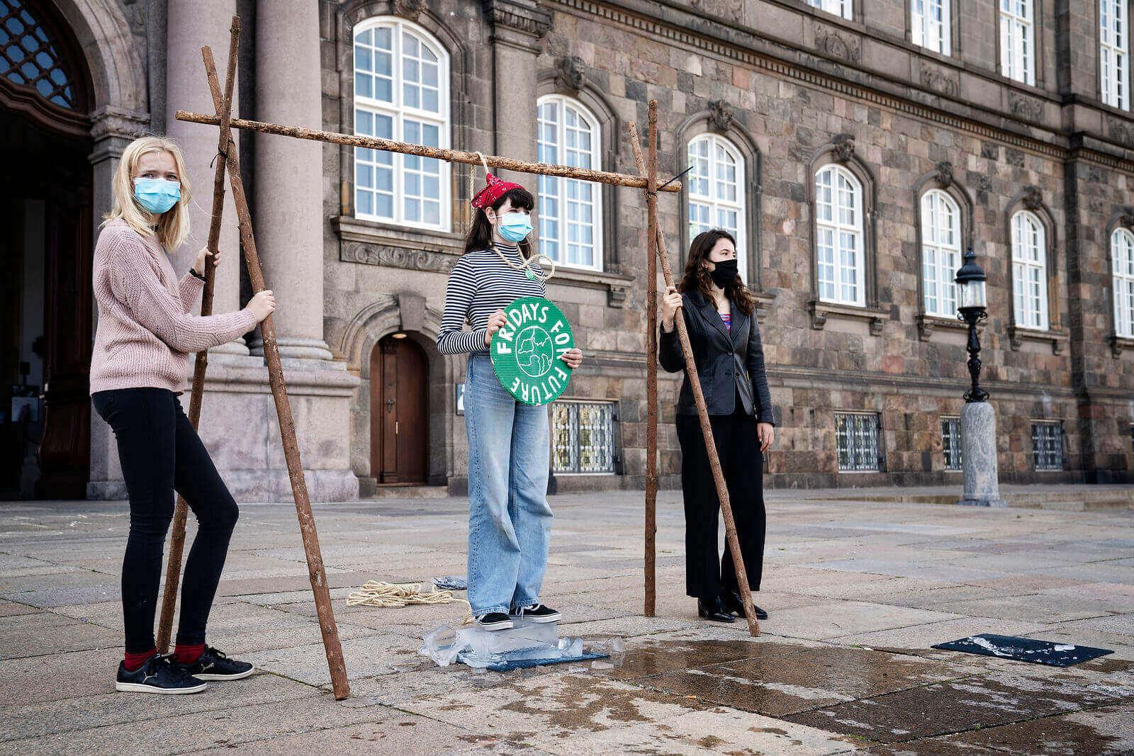 Den unge protestbevægelse Fridays for future holder  klimademo foran Christiansborg.