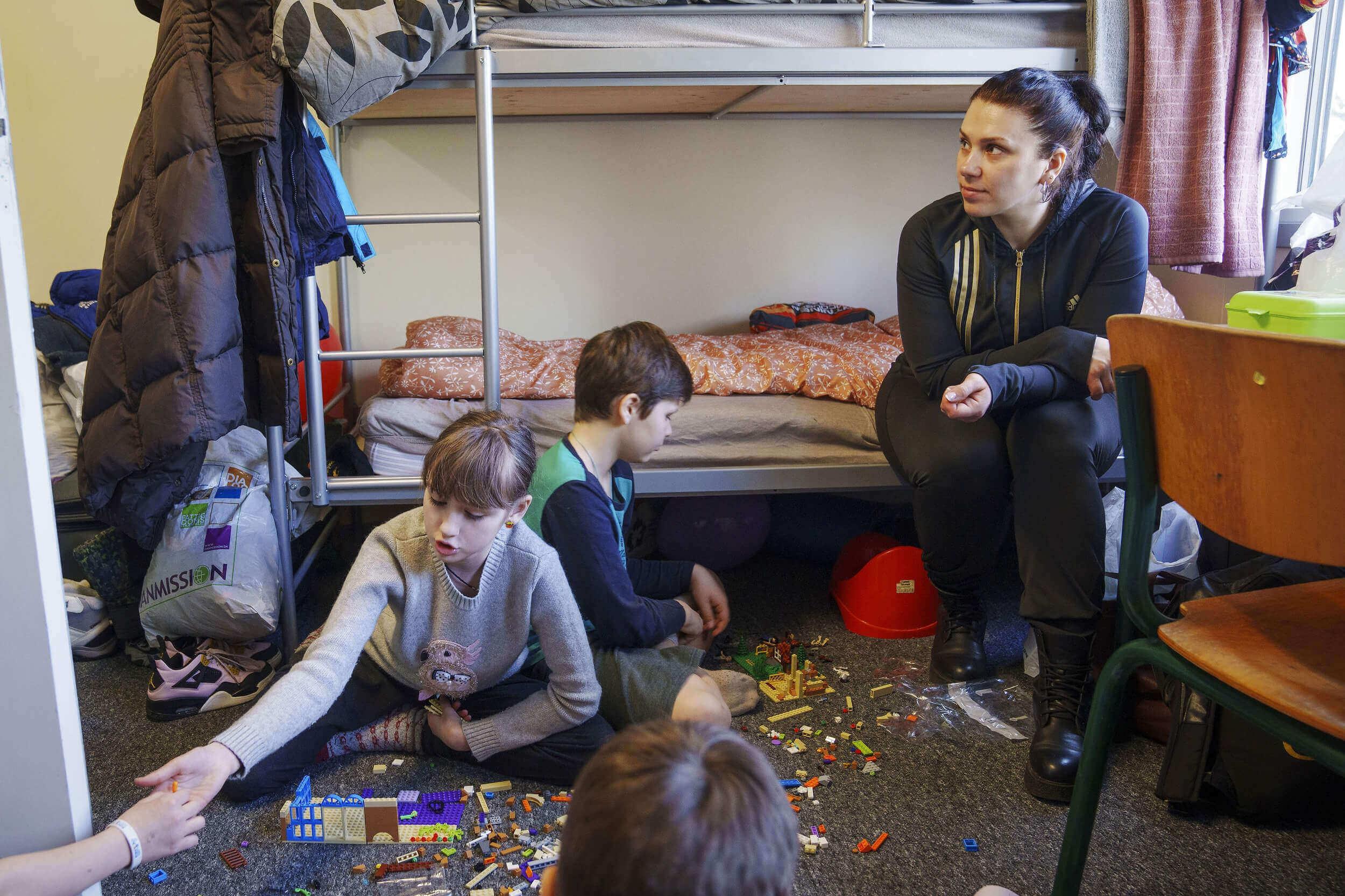Foreløbig er mellem 25.000 til 30.000 ukrainere kommet til Danmark. Her er det Svitlana Diomina med sine sønner Pablo og Heorhiy. De er indkvarteret på asylcentret Dokkedal i Vesthimmerlands Kommune. Et nyt samarbejde mellem kommuner og DI skal hjælpe flere i job. 