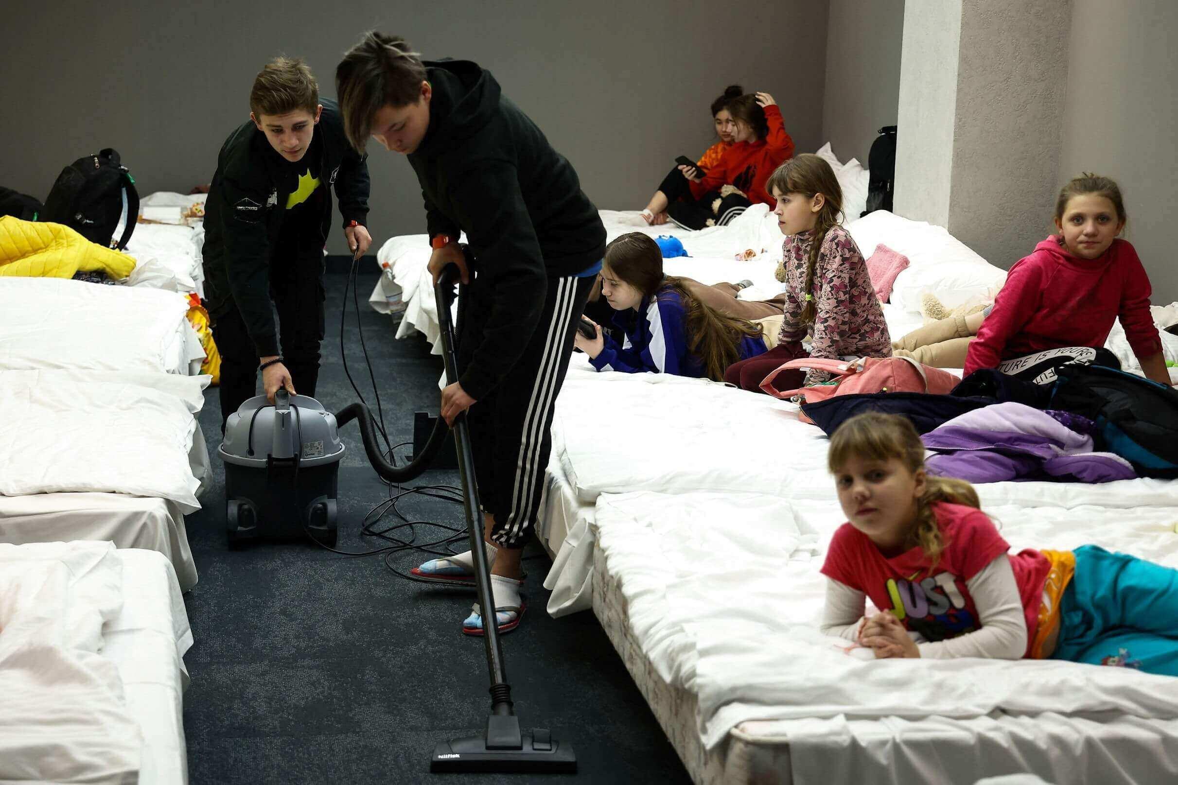 1,3 pct. af alle børn i Ukraine bor på institution, godt 100.000 i alt. Den andel er høj i forhold til de fleste andre lande i Europa. Her er det børn, der evakueres fra Ukraine til en hotel i nærheden af byen Rawa Mazowiecka i det centrale Polen. 