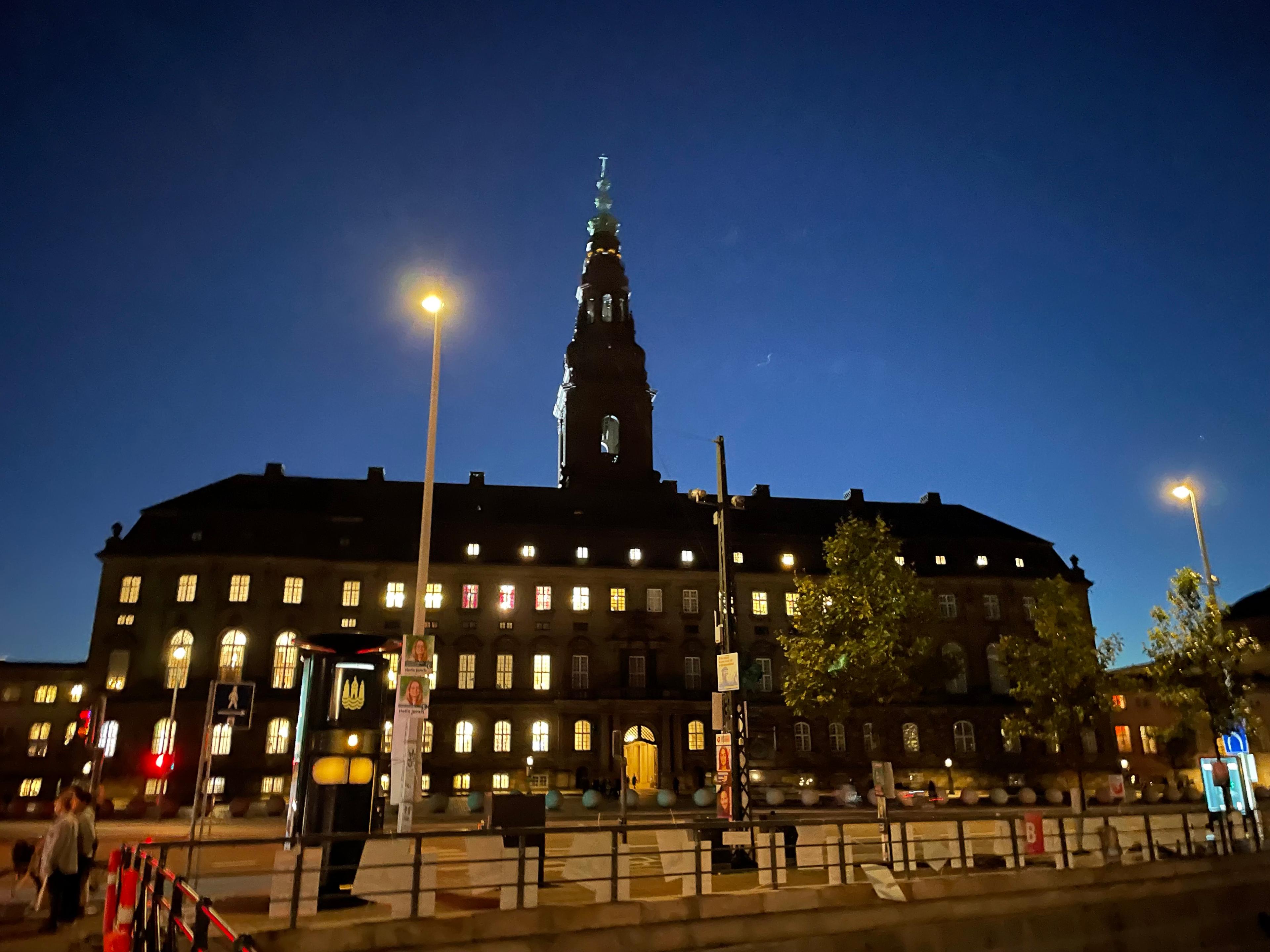 Christiansborg danner rammen for et drama, der kan strække sig langt ud over natten. 
