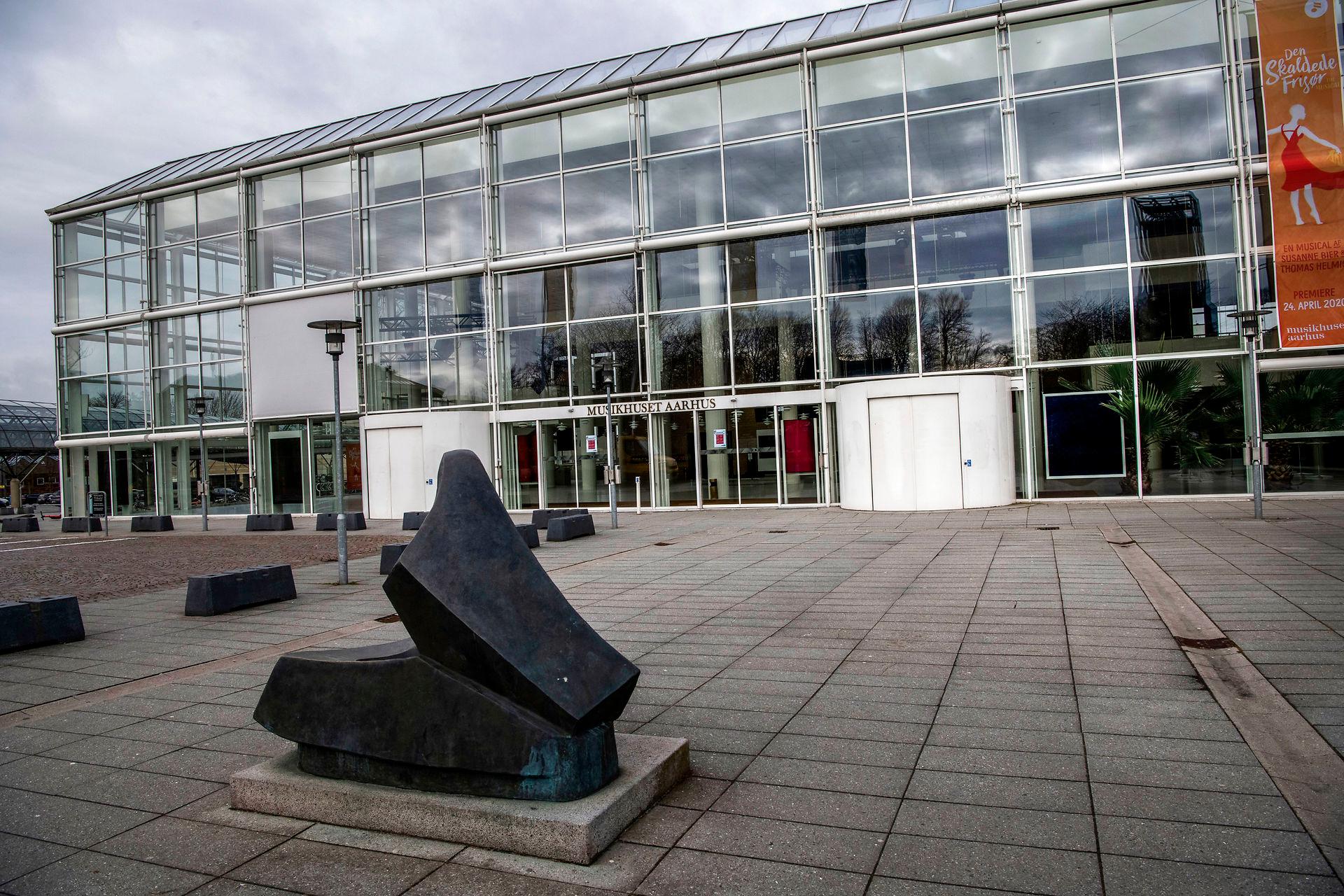 Musikhuset Aarhus er blandt kommuner og kommunale institutioner den suverænt største modtager af hjælp fra Kulturministeriets coronapakker. Her et billede fra marts 2020, hvor musikhuset var lukket på grund af Covid-19.