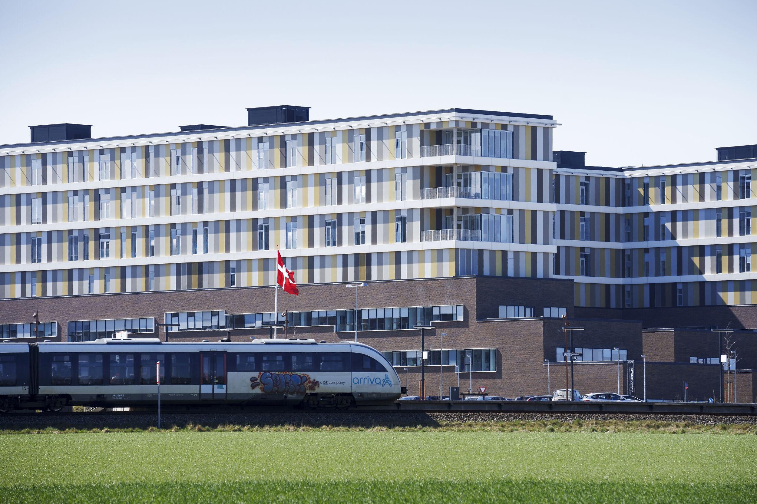 Supersygehuset i Gødstrup ved Herning blev indviet i april sidste år. Men alt er langtfra super. Patienter må vente i ambulancer, og det har kostet liv, siger overlæger. 
