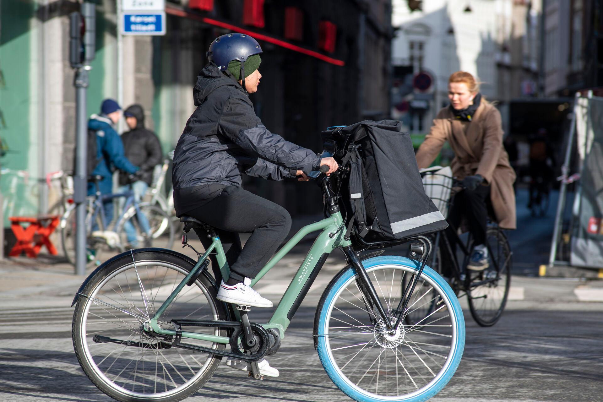 - Hvis vi kan fjerne én bil fra vejene, påvirker det både CO2-udledningen i kommunen og generelt trængsel og slitage på vejene. Derudover har det en gavnlig effekt for den enkelte borger, som statistisk bliver gladere og sundere af at tage cyklen, fortæller Jakob Skovgaard Villien, trafik- og mobilitetsplanlægger i Roskilde Kommune. 