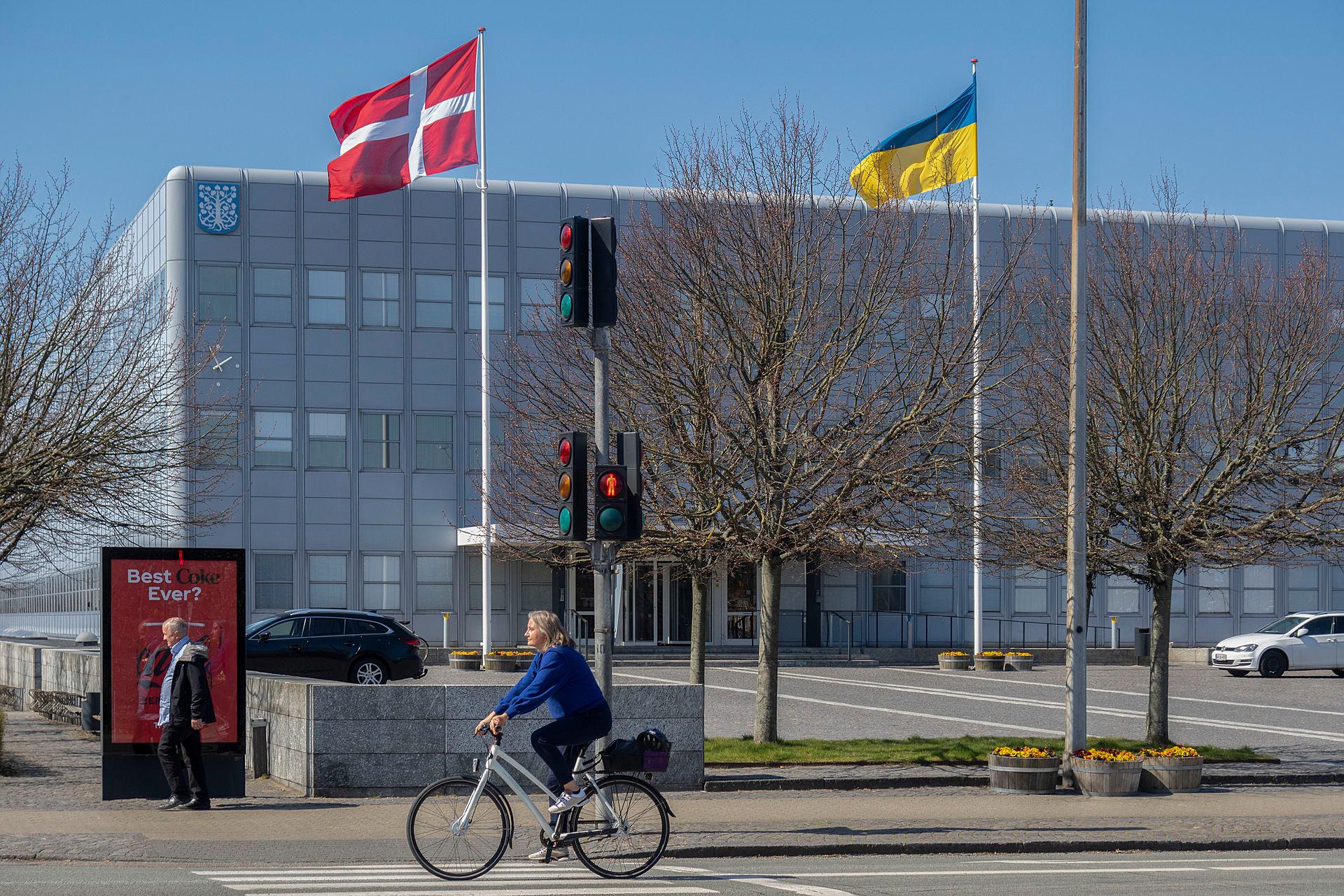 Solidariteten med Ukraine har været massiv i Danmark og blandt kommunerne, som har ydet en kæmpeindsats for at huse de godt 30.000 flygtninger, som flygtede hertil sidste år.