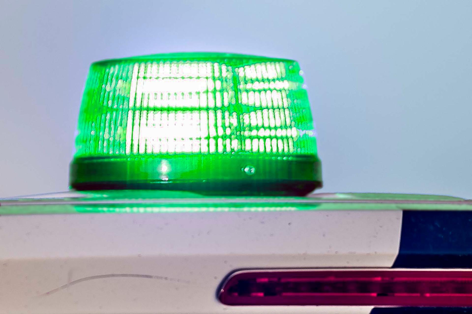 Adkomsten til et grønt blinklys skal være lige så ukompliceret som at købe en havebænk. Det kan man som bekendt uden tilladelse, det bliver først et problem hvis man anbringer den for tæt på en søbred.