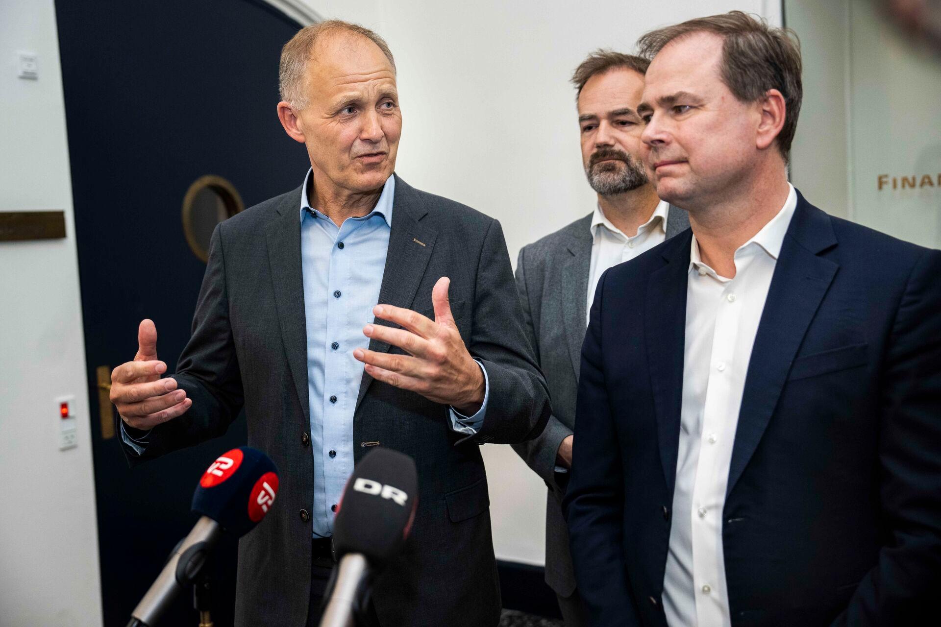 KL-formand Martin Damm (V) og finansminister Nicolai Wammen (S) ved præsentationen af årets økonomiaftale. I baggrunden KL-næstformand Jacob Bundsgaard (S).