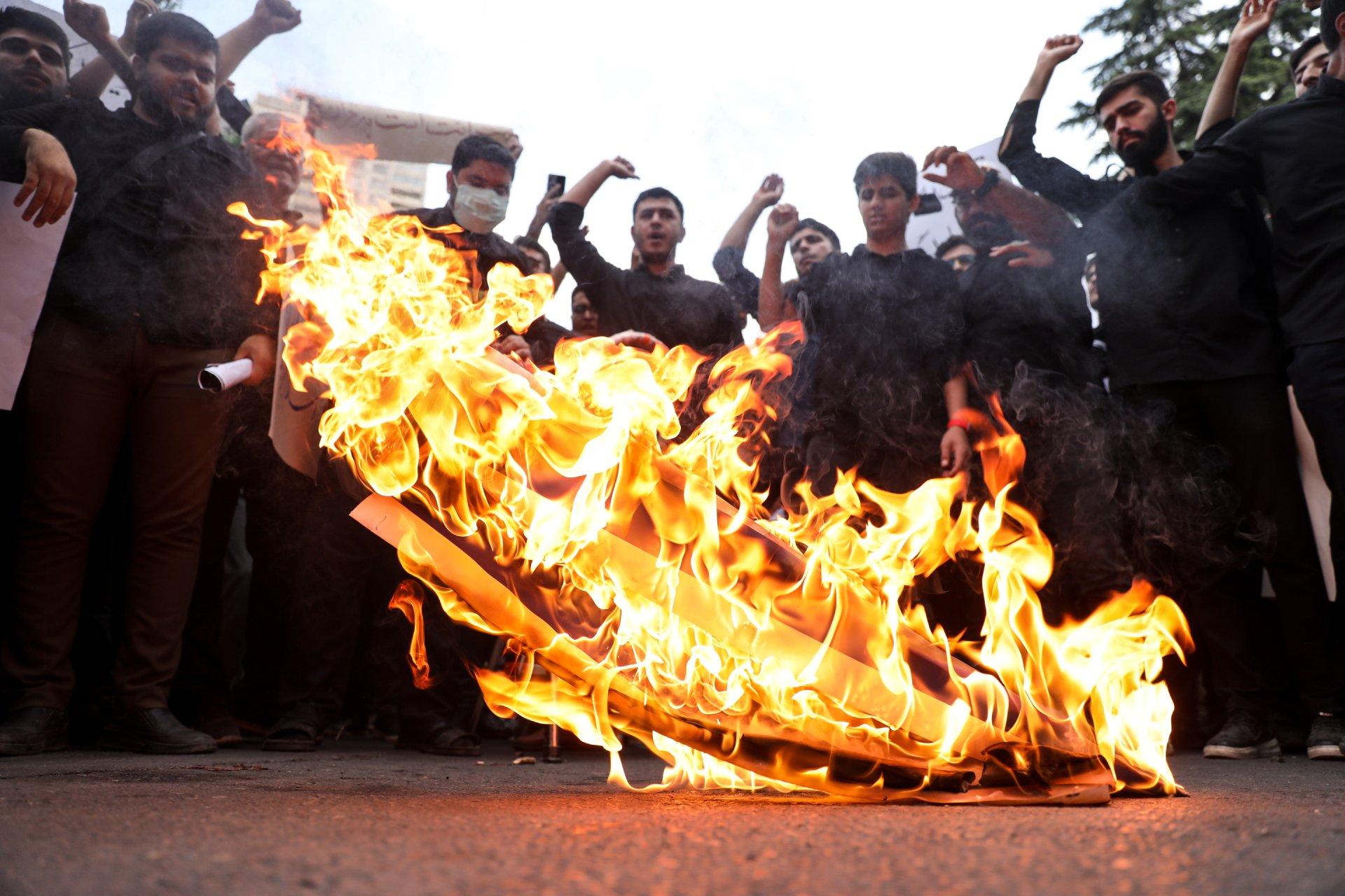 Protestafbrænding foran den svenske ambassade i Teheran, Iran. Herhjemme var der fem koranafbrændinger, som ingen havde bemærket, før udenrigsministeren nævnte dem som begrundelse for, at nu var det blevet for meget.