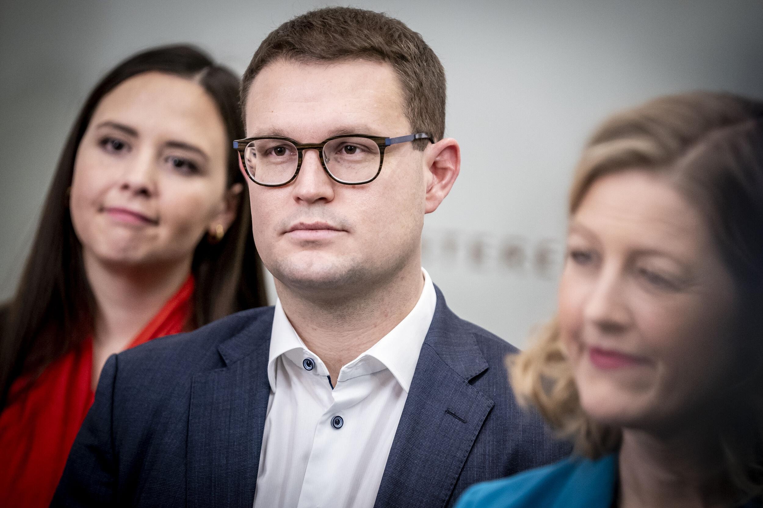 Socialdemokratiets politiske ordfører, Christian Rabjerg Madsen, tager oppositionens kritik med ro og henviser til, at regeringen på under et år har indgået 39 politiske aftaler. 