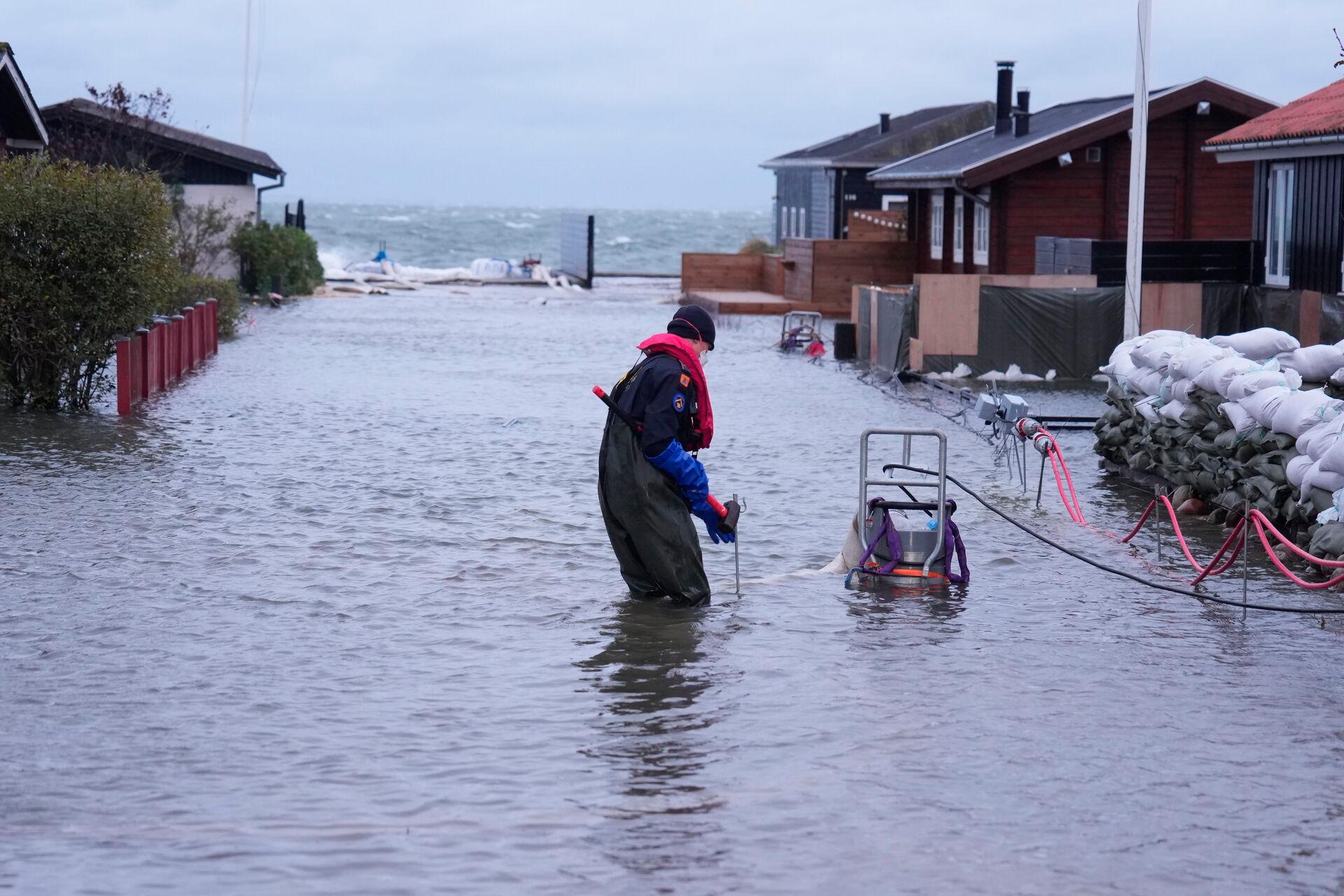  Sommerhusområdet ved Kelstrup Strand i Sønderjylland er allerede ramt af den forhøjede vandstand fredag morgen. 