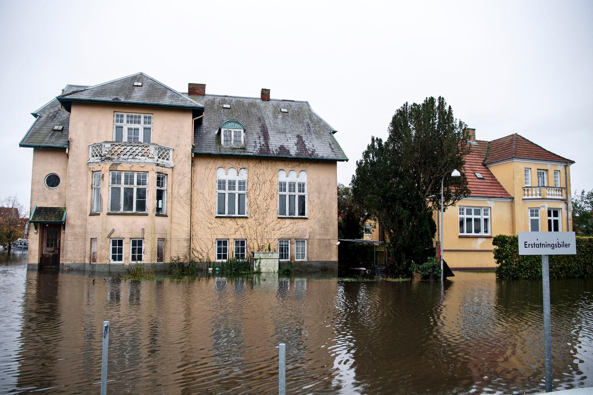 Weekendens stormflod sendte det sydlige Danmark under vand. Her ses oversvømmede huse i Præstø på Sydsjælland.
