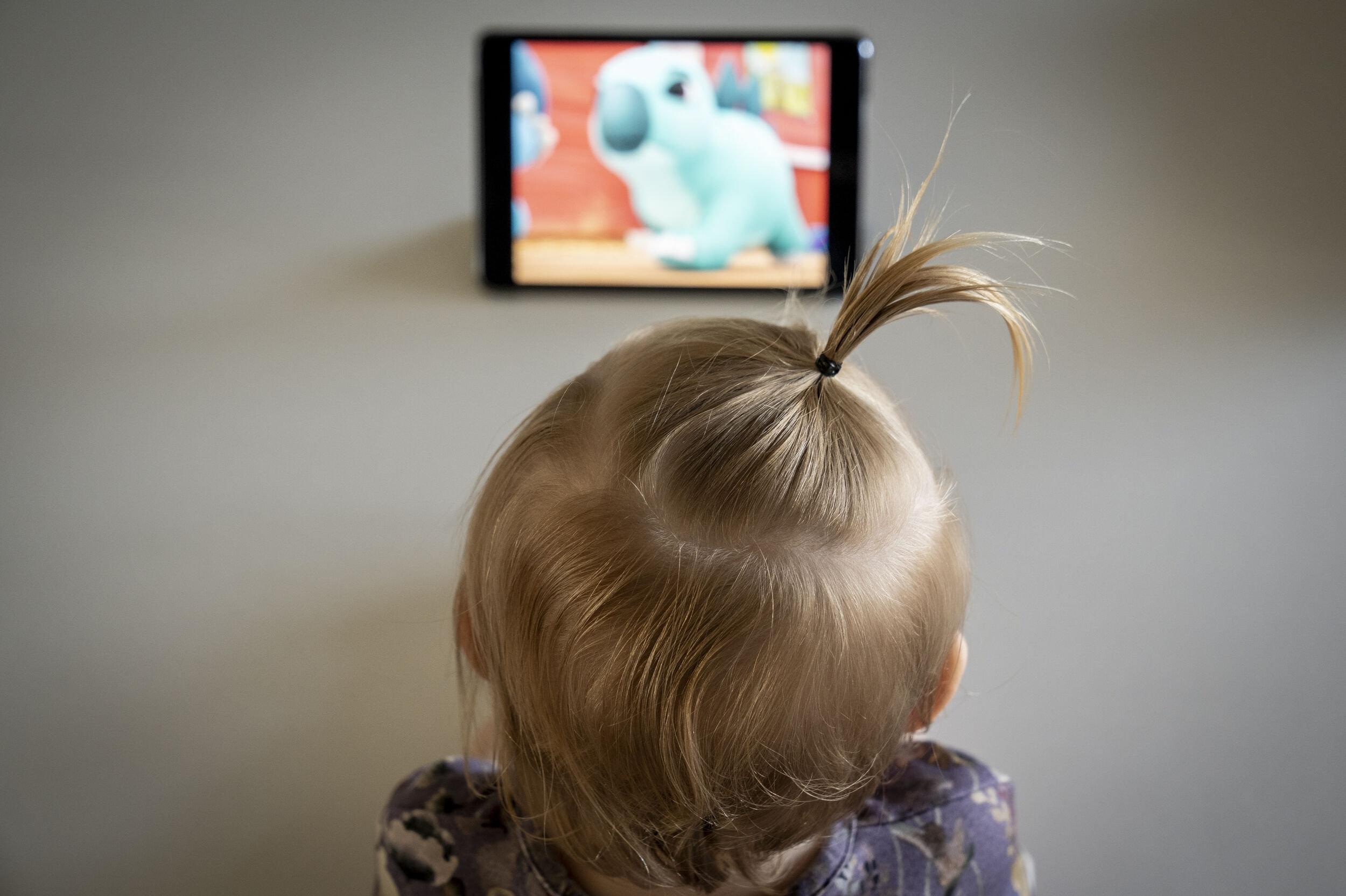 Børn under to år bør ikke sidde alene foran en skærm, har Sundhedsstyrelsen anbefalet. Med en ny aftale vil et flertal i Folketinget sikre, at brugen af skærme begrænses i dagtilbud. (Arkivfoto).
