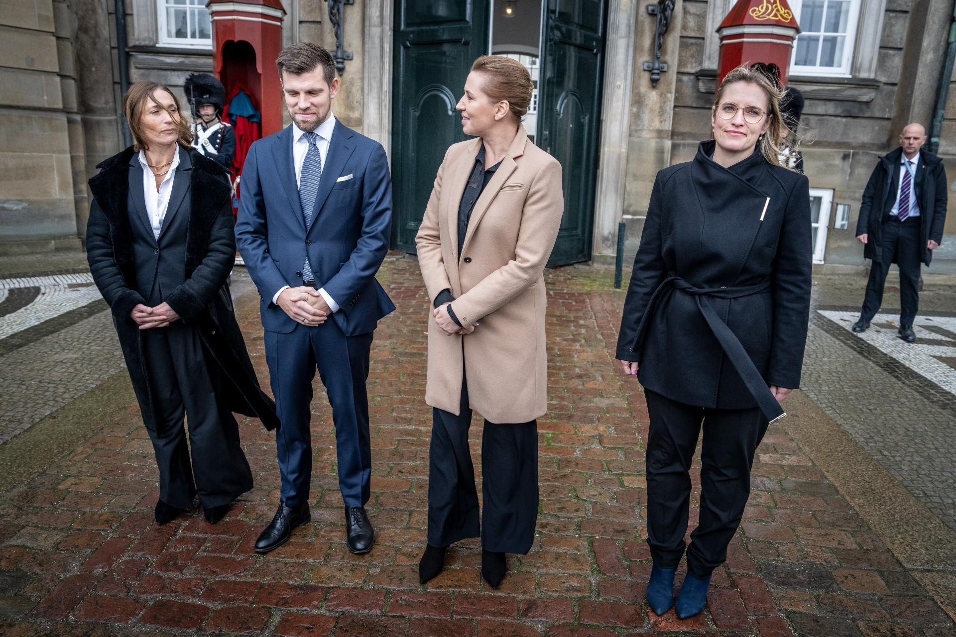 De nye ministre Mia Wagner og Morten Dahlin sammen med statsminister Mette Frederiksen ved præsentationen uden for Amalienborg. Til højre Stephanie Lohse, der vender tilbage som økonomiminister.