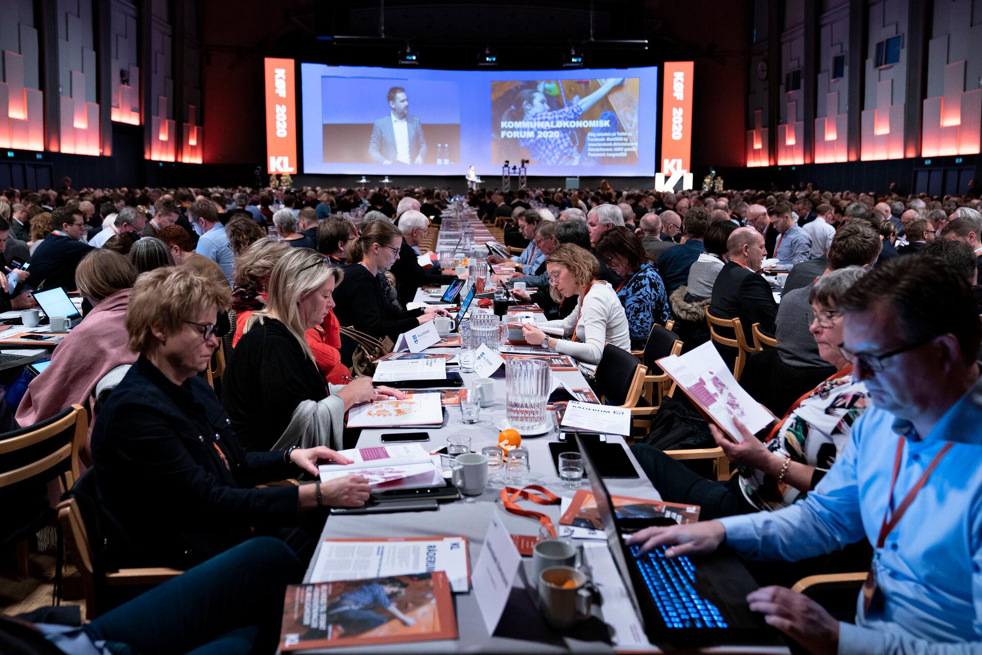  1500 borgmestre og kommunale topfolk mødes torsdag og fredag i Aalborg. Ældreområdet og manglen på hænder er et altoverskyggende tema på Kommunaløkonomisk Forum. 
