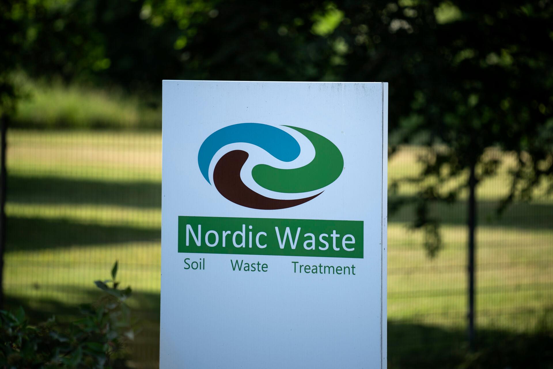   Det er snart fire uger siden, Nordic Waste overlod opgaven med at inddæmme et kæmpemæssigt jordskred til Randers Kommune. Kommunen arbejder fortsat med at undgå, at jorden havner i den nærliggende Alling Å.