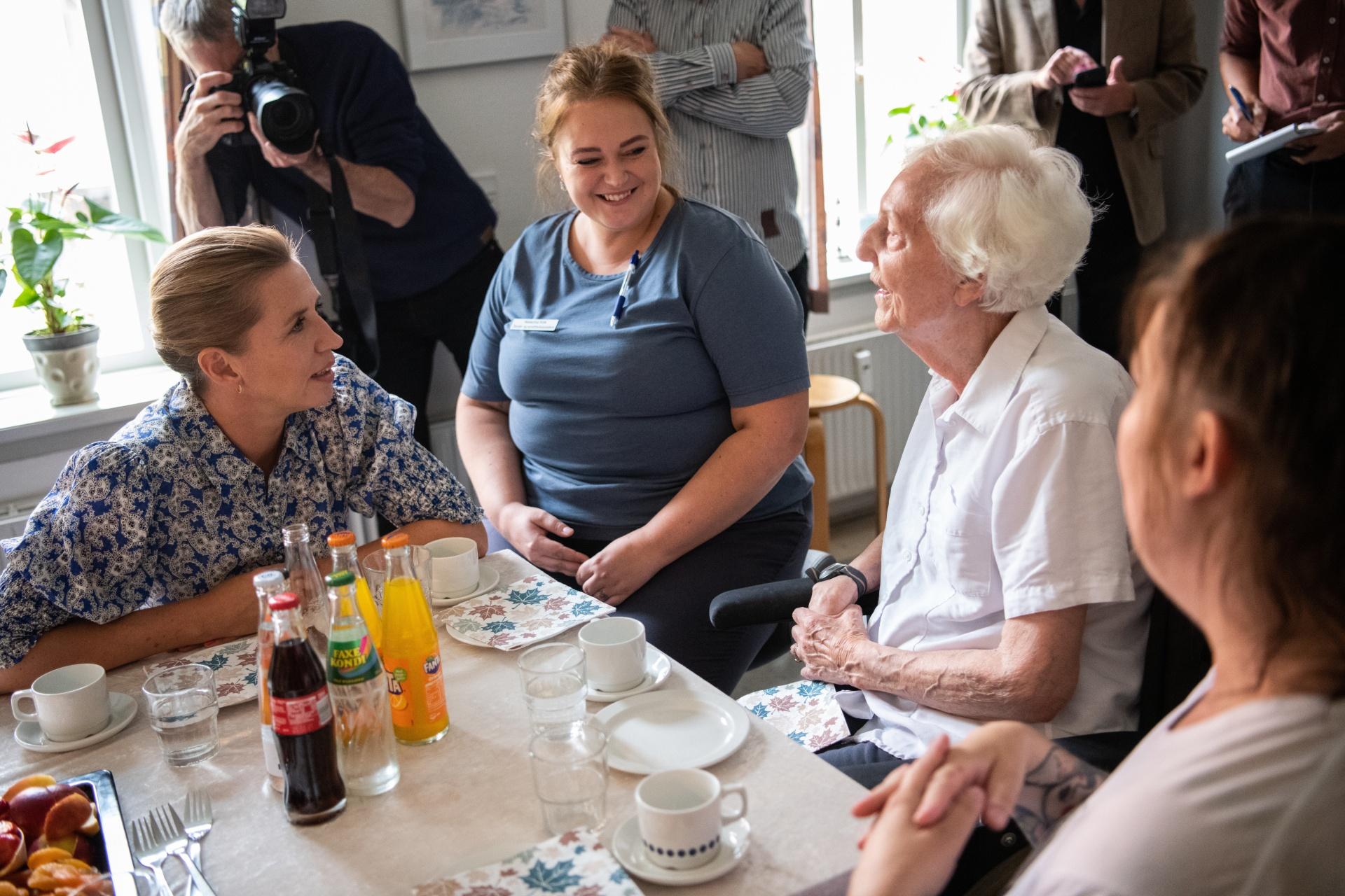 Statsminister Mette Frederiksen (S) har op til ældrereformen været på besøg på flere plejehjem. Her er hun fotograferet ved en tidligere besøg ved plejehjemmet Annebergcentret i Aalborg i 2022. 