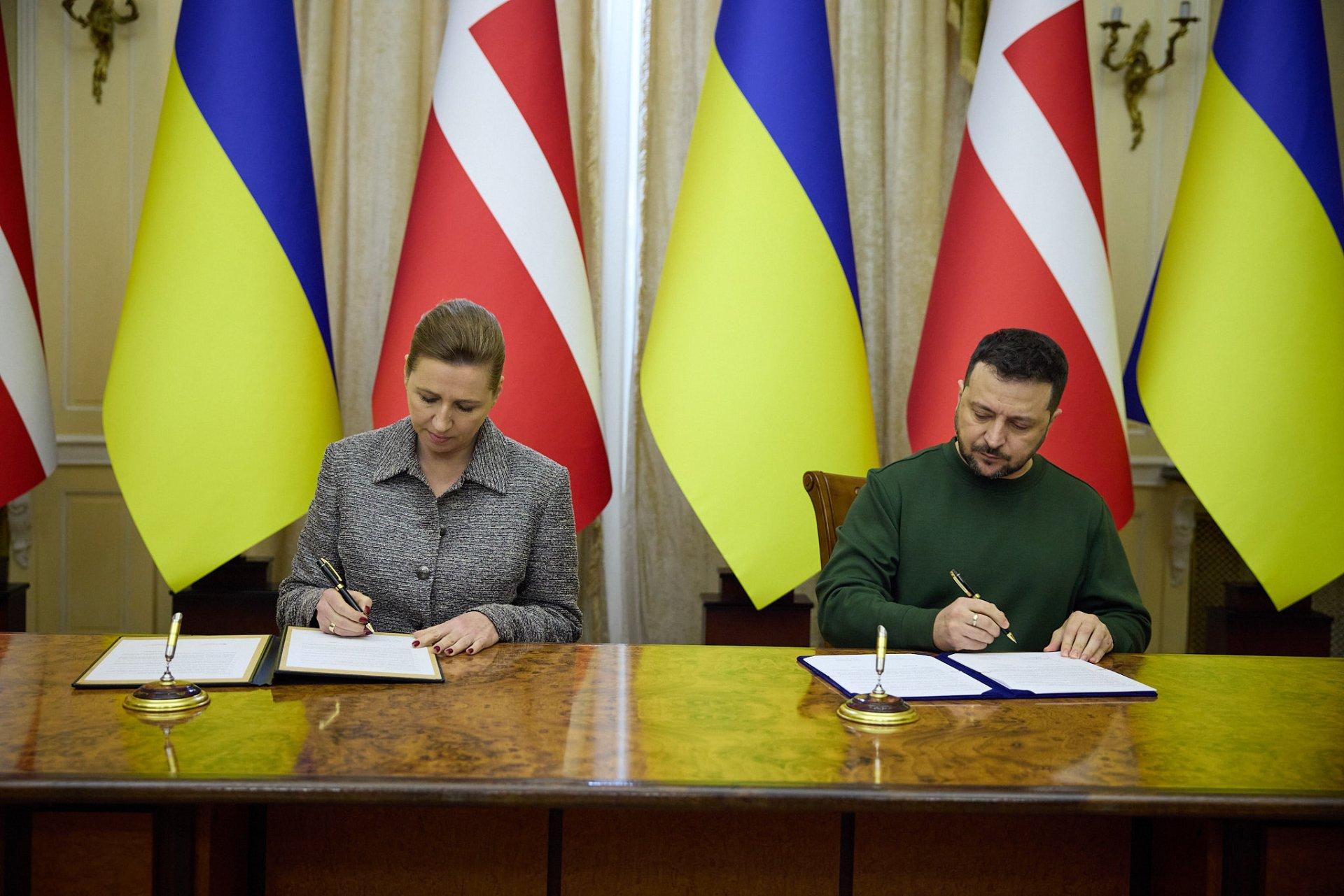 Mette Frederiksen har meget overbevisende tiltaget sig rollen som indpisker overfor de andre europæiske ledere. Den tiårige sikkerhedsaftale, som hun her underskriver i Lviv, var ikke kun et dansk løfte til ukrainerne, det var også den første sikkerhedsaftale fra et ikke-G7-land.