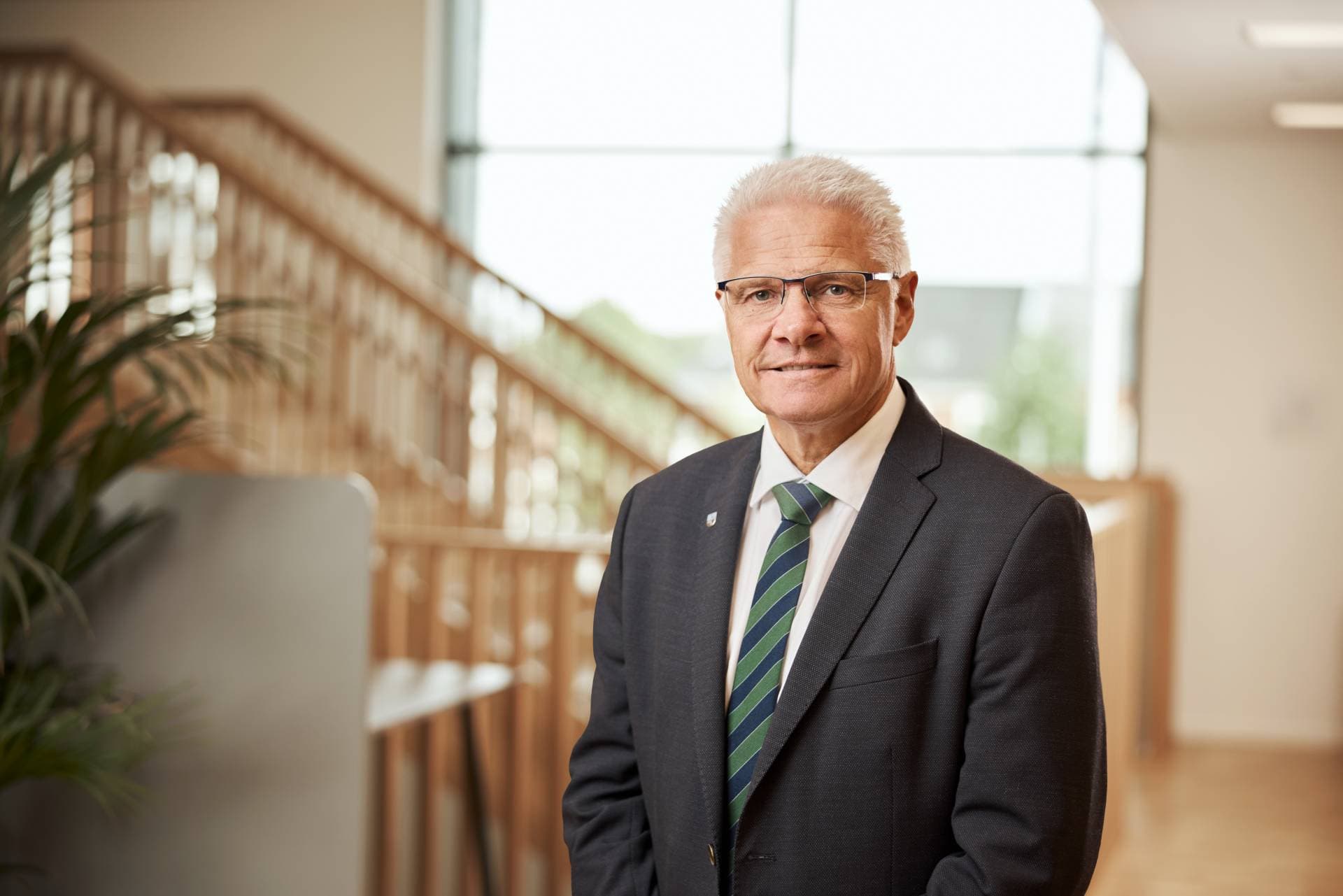 Før Frank Schmidt-Hansen blev borgmester, brugte han tid på sin egen virksomhed, tøjforretningen Frank. Nu har han fuldt fokus på Vejen Kommune og den grønne omstilling. Da jeg tiltrådte, havde jeg ikke forestillet mig, at den grønne omstilling skulle komme til at fylde så meget. Det har jeg virkelig brugt meget tid på, siger borgmesteren.