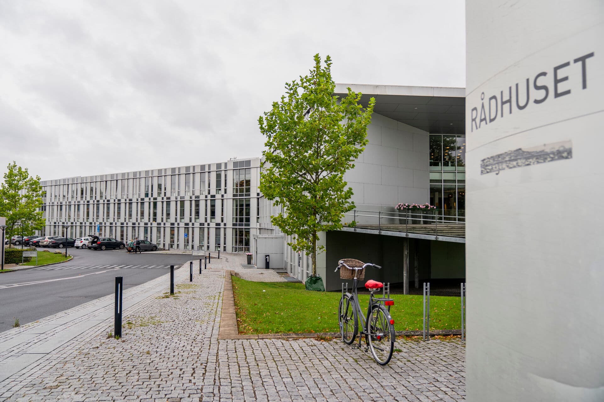 Roskilde har valgt at prioritere under hensyn til den virkelighed, de står i. Kommunen har i sin to-årige budgetaftale rullet ellers planlagte besparelser på 10 millioner kroner årligt på de administrative funktioner tilbage, skriver Lene Roed.