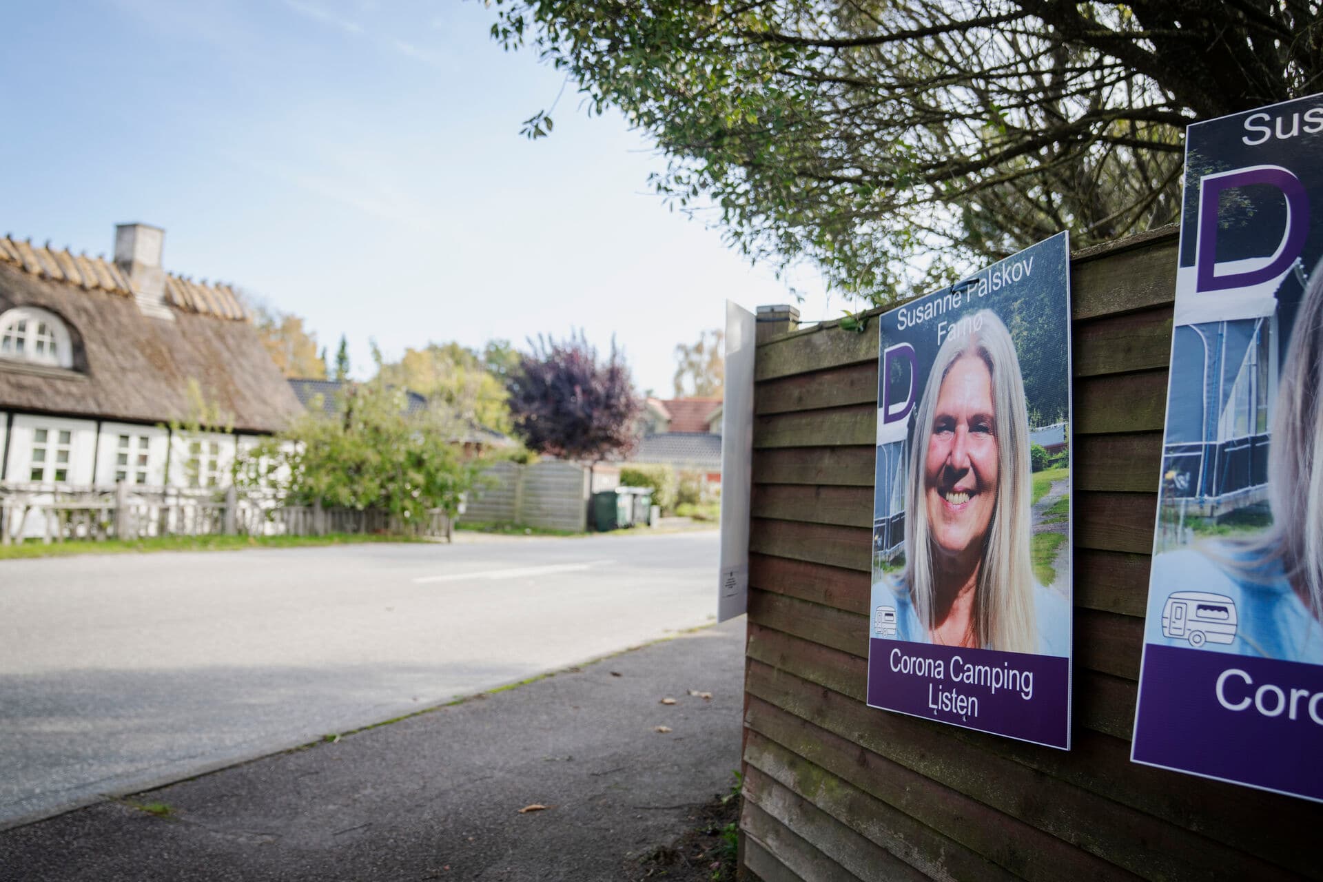 Nu er der mindre end en måned til...Susanne Palskov Farnø fra Corona Camping Listen pryder gadebilledet i Lellinge, men på privat grund. Valgplakater til kommunal- og regionalvalget må først opsættes lørdag kl. 12:00, men valgkampen er allerede i fuld gang.