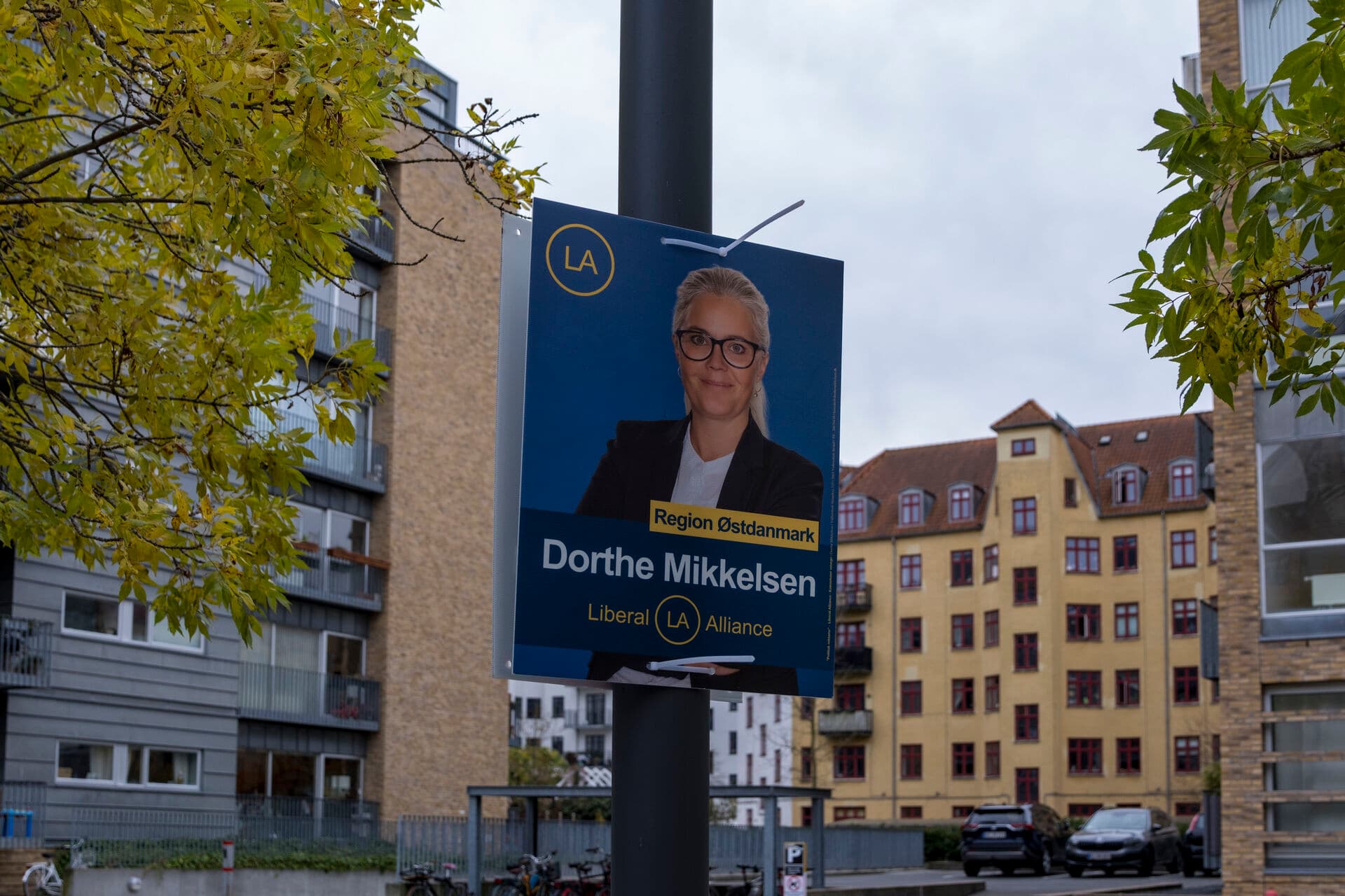 Regionsrådsvalget bliver sjældent omtalt i medierne i forbindelse med valget 18. november. Men det handler om noget helt grundlæggende: hvordan vores sundhedsvæsen hænger sammen, hvordan vi tager hånd om de sårbare, og hvordan vi sikrer, at kvaliteten i behandlingen ikke afhænger af, hvor man bor, skriver Sara Darling Berg Jørgensen.