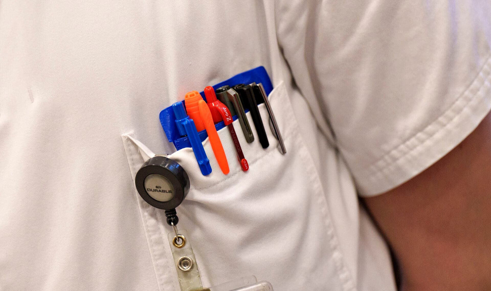 Antallet af nyuddannede speciallæger vokser, mens antallet af opslåede stillinger falder. Tallene stritter i alle retninger og afspejler en kompliceret virkelighed, skriver Wendy Sophie Schou.