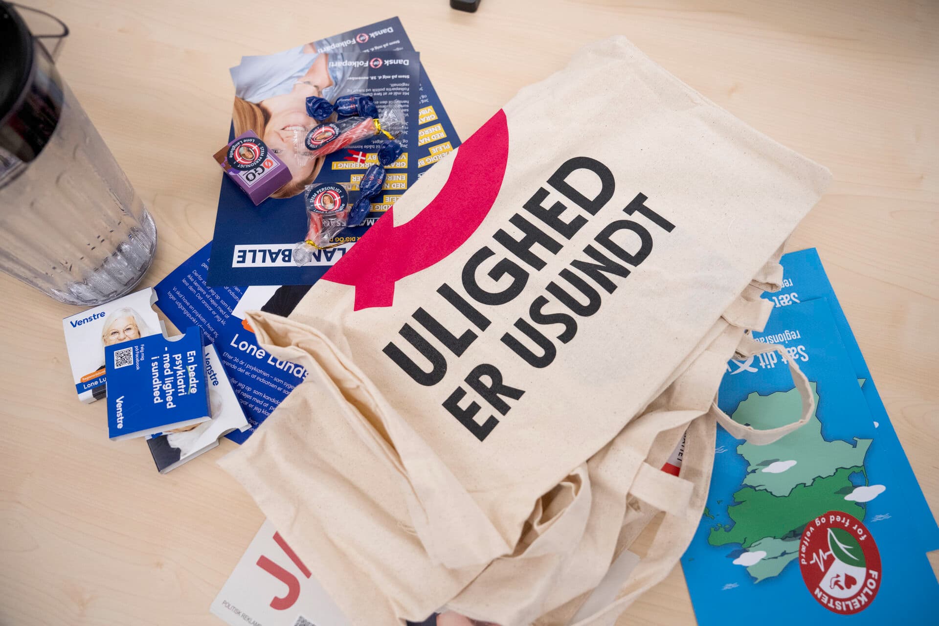 Det ligger allerede fast, hvem der skal repræsentere hver kommune i de 17 sundhedsråd. Men den politiske sammensætning kan gå hen og blive alt andet end repræsentativ. - De risikerer at blive S eller V alle sammen, siger professor i statskundskab Ulrik Kjær.