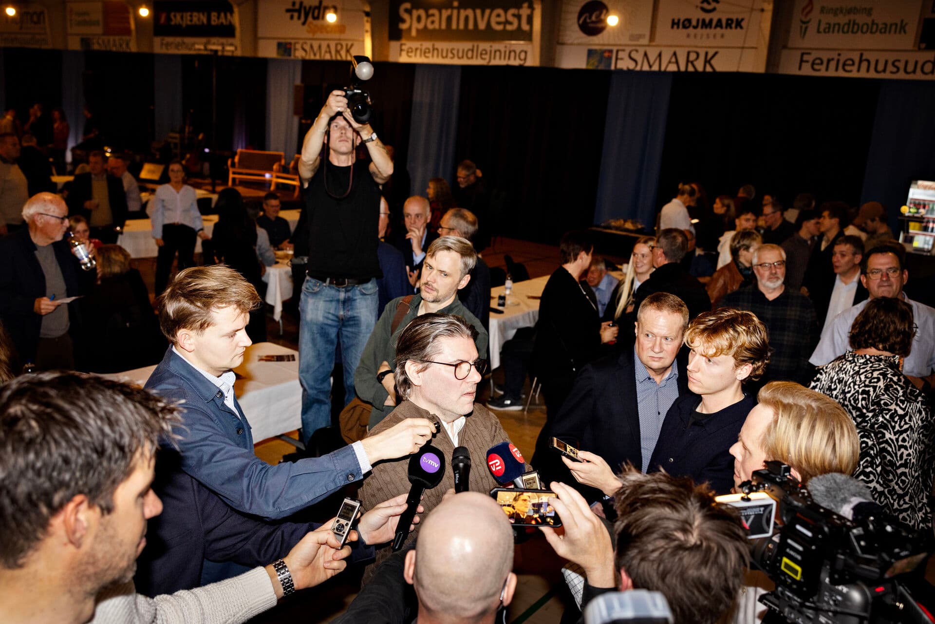 Mads Fuglede var den alle ville snakke med efter valgresultaterne i Ringkøbing-Skjern rullede ind, og han skrev historie som Danmarksdemokraternes første borgmester.