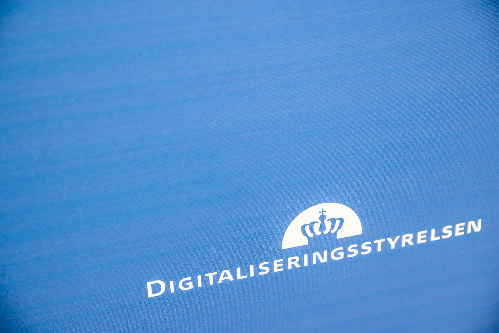 Den offentlige digitalisering buldrer afsted – uanset om den var på valgplakaten eller ej. Den forandrer hastigt borgernes adgang til vigtige velfærdsydelser, og hvordan de interagerer med deres kommune. Det er også en effektiv metode til at afhjælpe mangel på arbejdskraft og frigøre flere menneskelige ressourcer til de opgaver, der ikke kan løses teknologisk, skriver debattørerne.