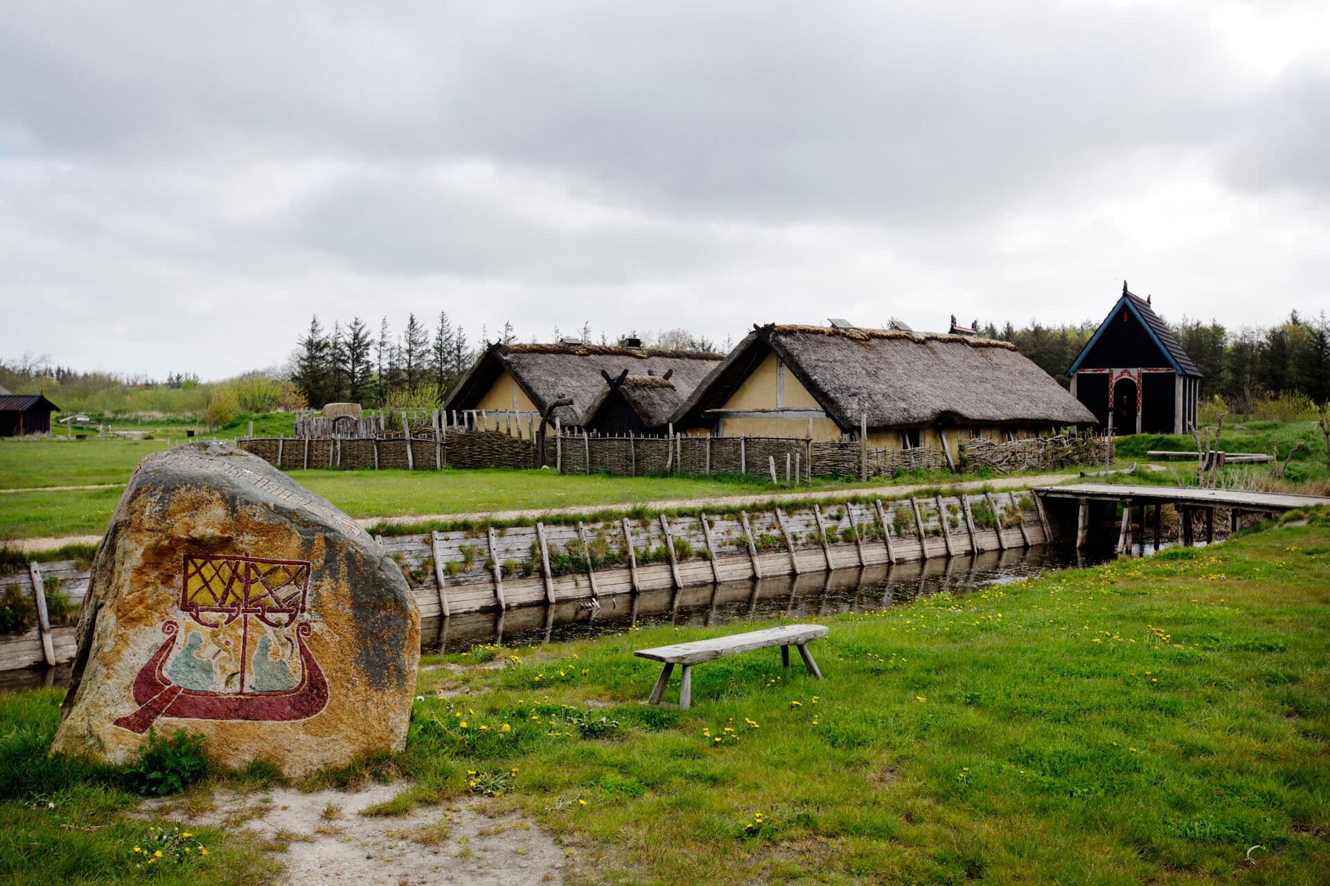 Bork Vikingehavn er en succes, der er vokset fra 15.000 til 90.000 gæster over 25 år uden nævneværdig støtte. Men næste skridt kræver både en investering i en bygning, der kan rumme danefæ, og en faglig bemanding, der kan skabe indhold til oplevelsen. Det er svært med et grundtilskud på 1,5 mio. kr., skriver Mette Bjerrum Jensen.
